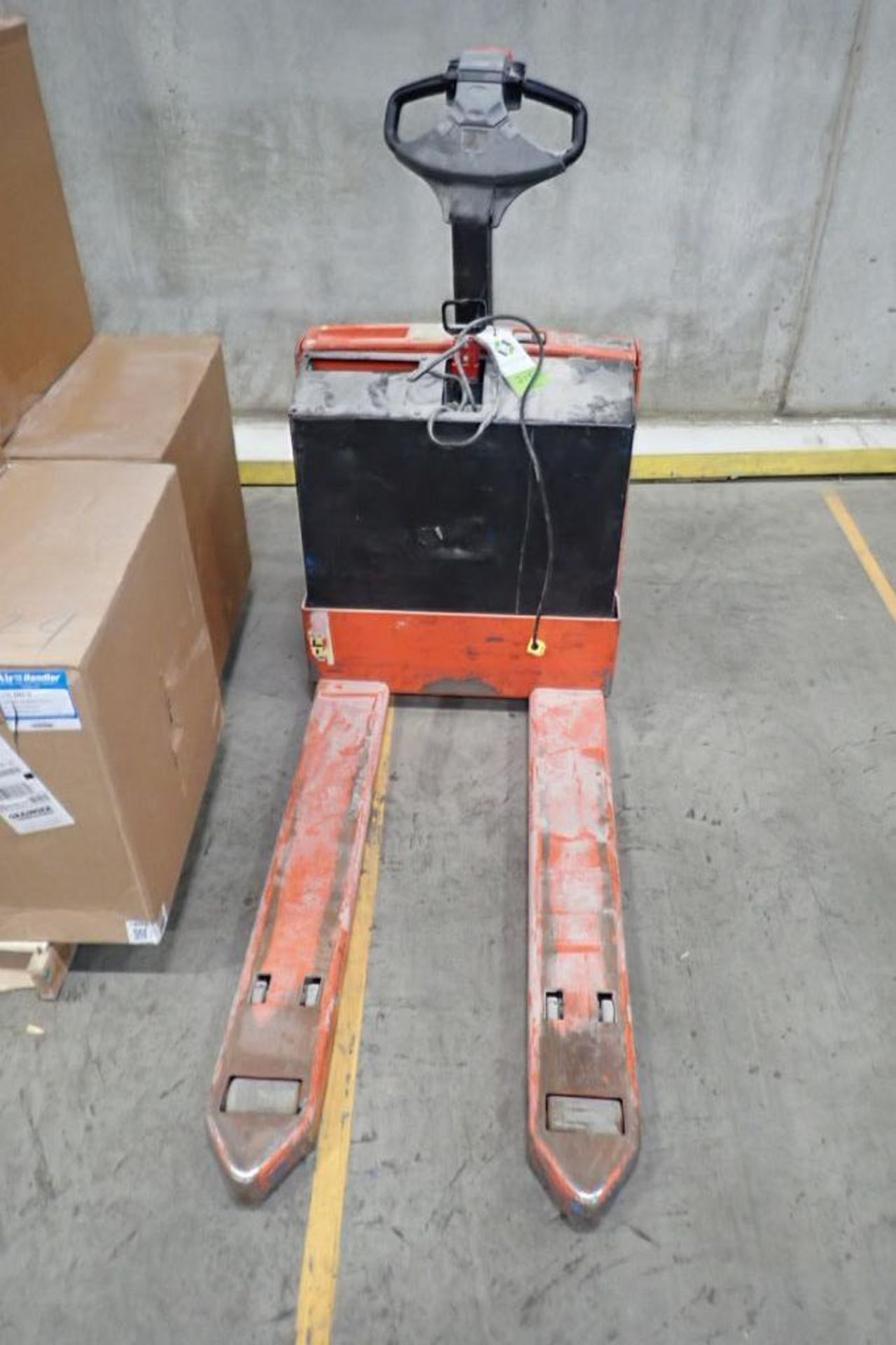 Toyota 24 volt walk behind pallet jack, Model 7HBW23, SN 34014, 4500 lb. capacity, on board 115 volt - Image 2 of 6