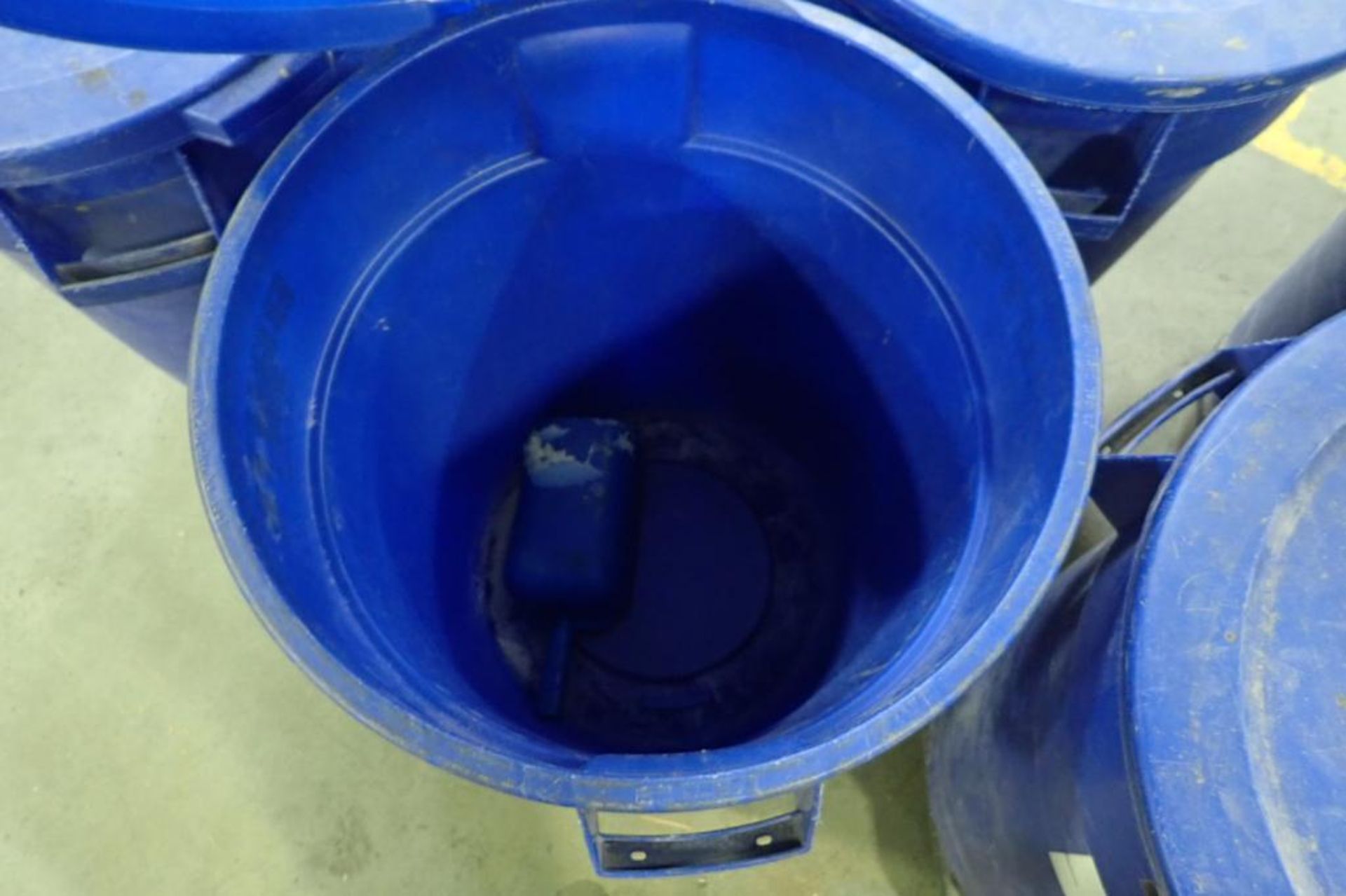 (7) brute trash bins, 2 have glue pellets. **Rigging Fee: $25** (Located in Brooklyn Park, MN.) - Image 3 of 5