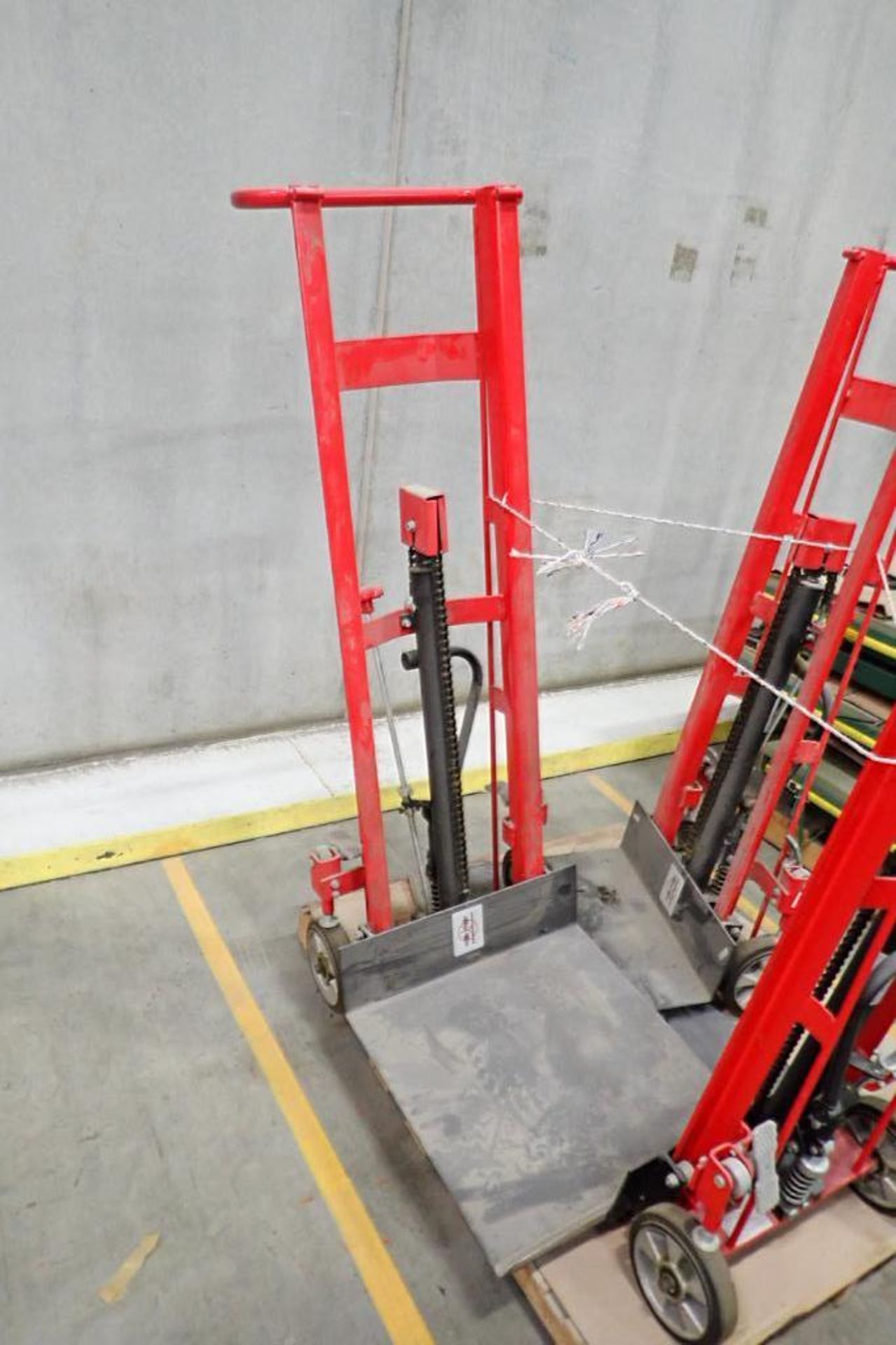 Dayton hydraulic platform lifter, Model 2MPU5, 750 lb. capacity (EACH). **Rigging Fee: $50** (Locate - Image 3 of 7