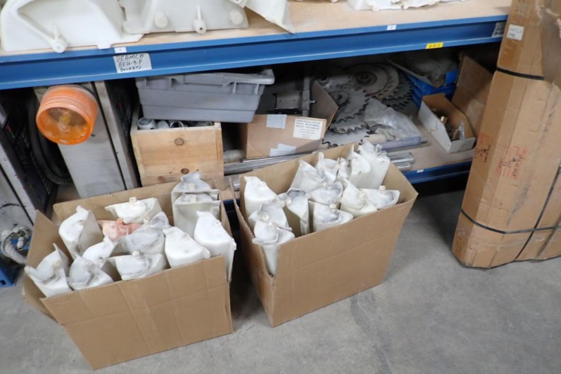 Contents of 8 ft. of shelves, elevator buckets, ink jet parts, conveyor shafts and gears. **Rigging - Bild 7 aus 8