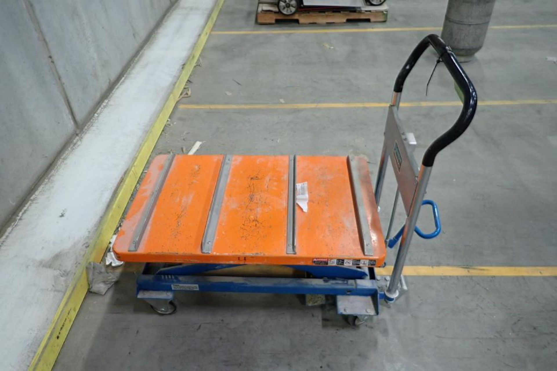 Southworth hydraulic cart, 30 in. long x 20 in. wide, foot operated, 550 lb. capacity. **Rigging Fee - Image 2 of 5