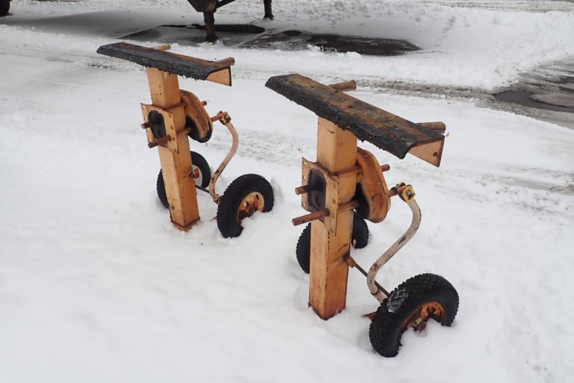 (9) Rite hite trailer stands. **Rigging Fee: $150** (Located in Brooklyn Park, MN.) - Image 4 of 8