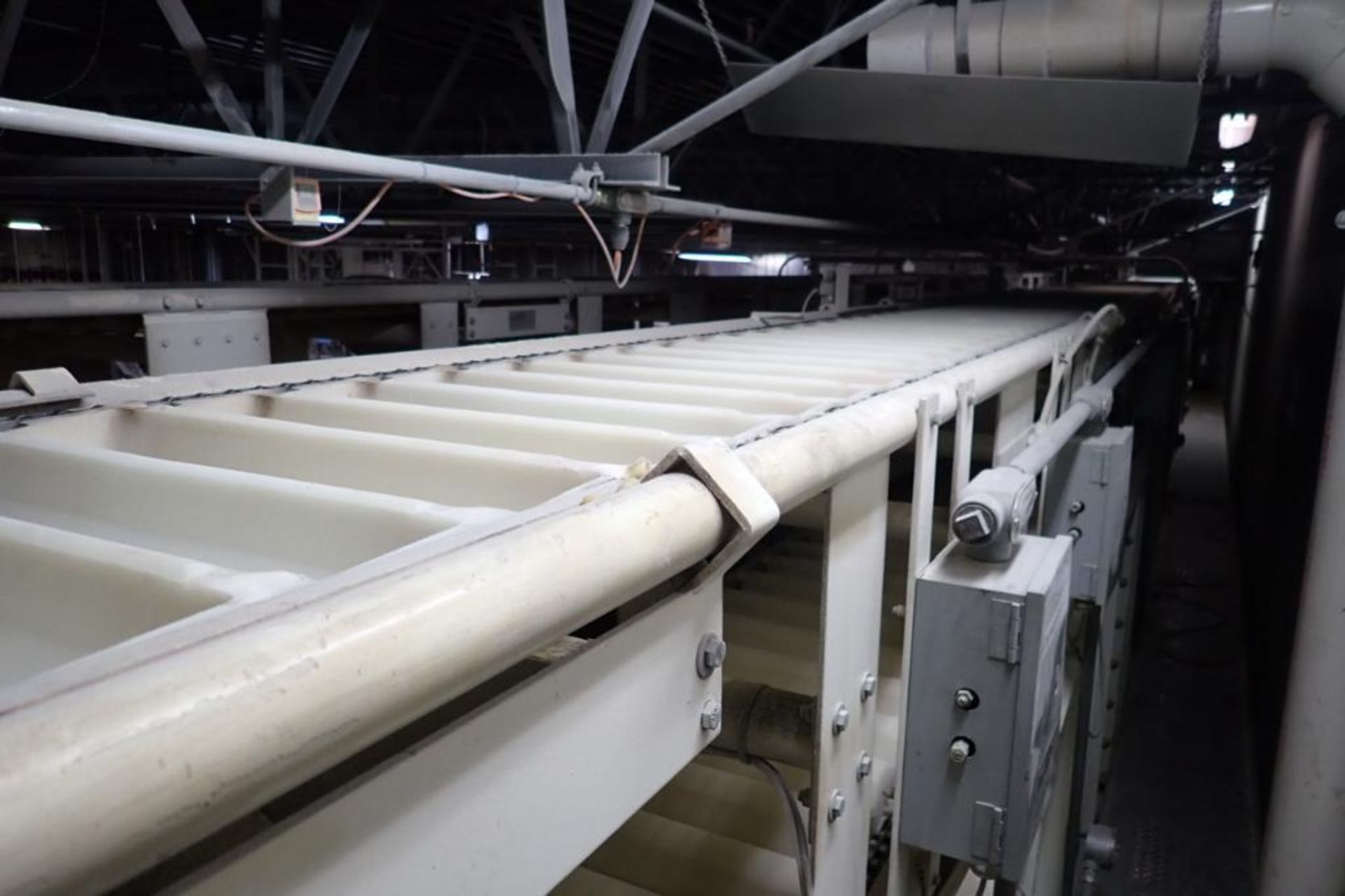 Deamco overlapping bucket conveyor, Model BES-18P-T-IDS, 63 ft. long, plastic buckets, 18 in. wide x - Image 4 of 7