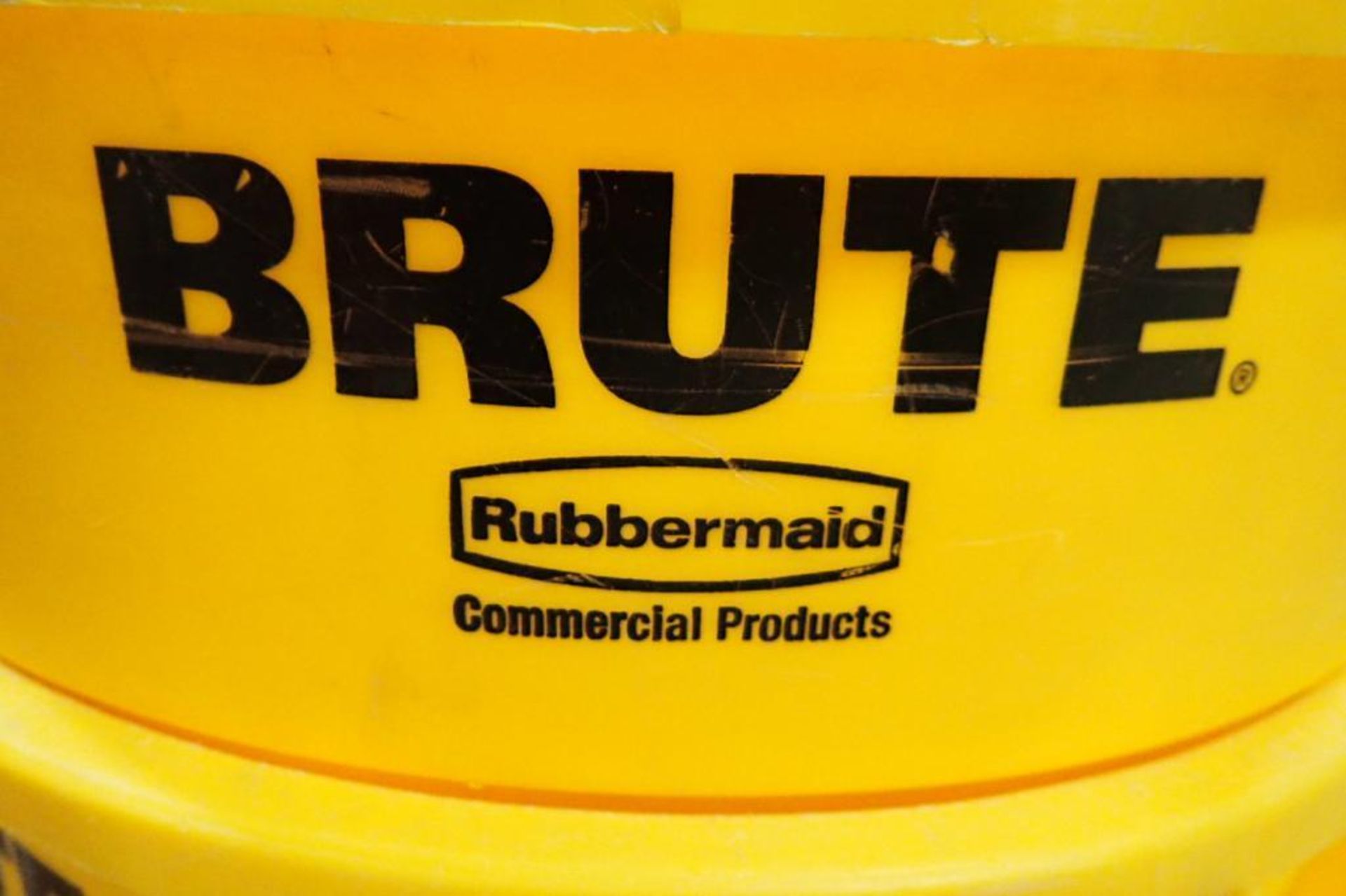(17) yellow brute trash bins. **Rigging Fee: $25** (Located in Brooklyn Park, MN.) - Image 4 of 4