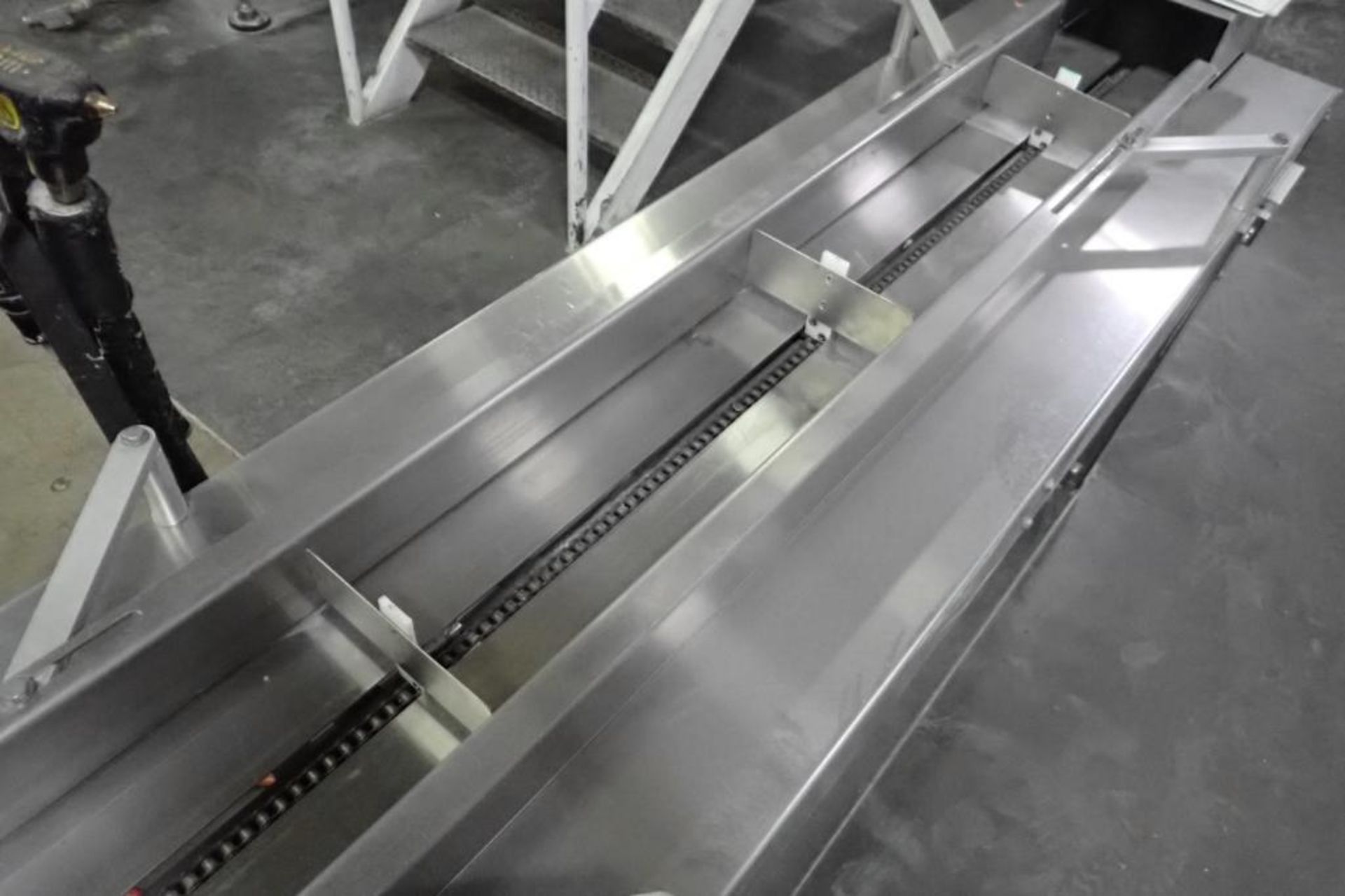 SS lug infeed conveyor, 120 in. long x 7 in., lug spacing 20 in. long x 3 in. high. **Rigging Fee: $ - Image 2 of 4