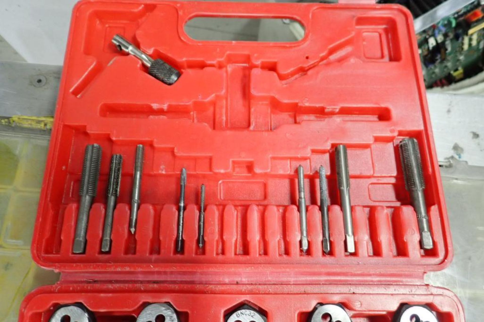Tap and die set, set screw kit. **Rigging Fee: $10** (Located in Brooklyn Park, MN.) - Image 3 of 4