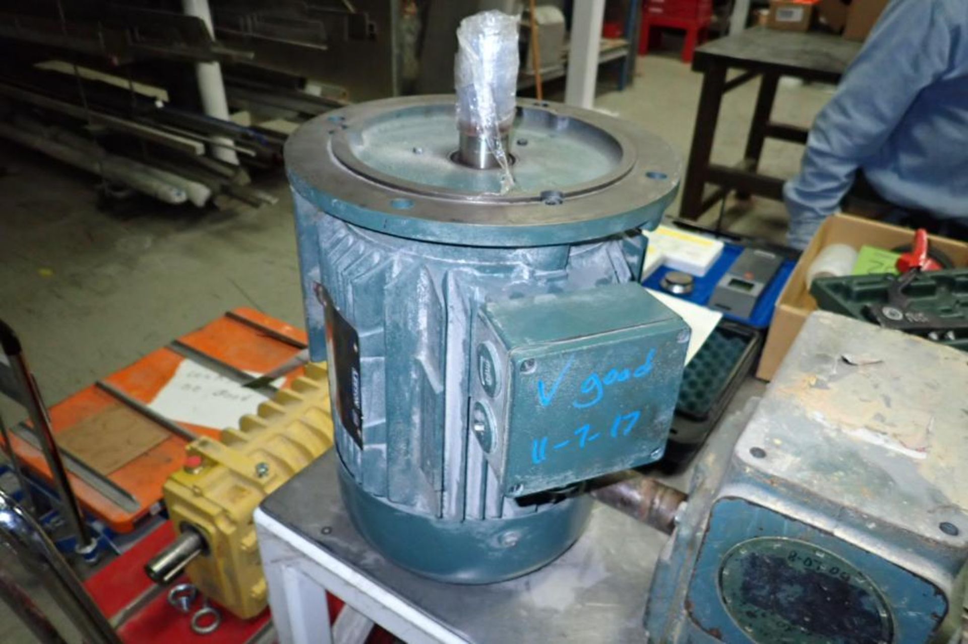 Plastic diagrpham pump, Lesson 4 hp motor, gearbox. **Rigging Fee: $10** (Located in Brooklyn Park, - Image 6 of 7