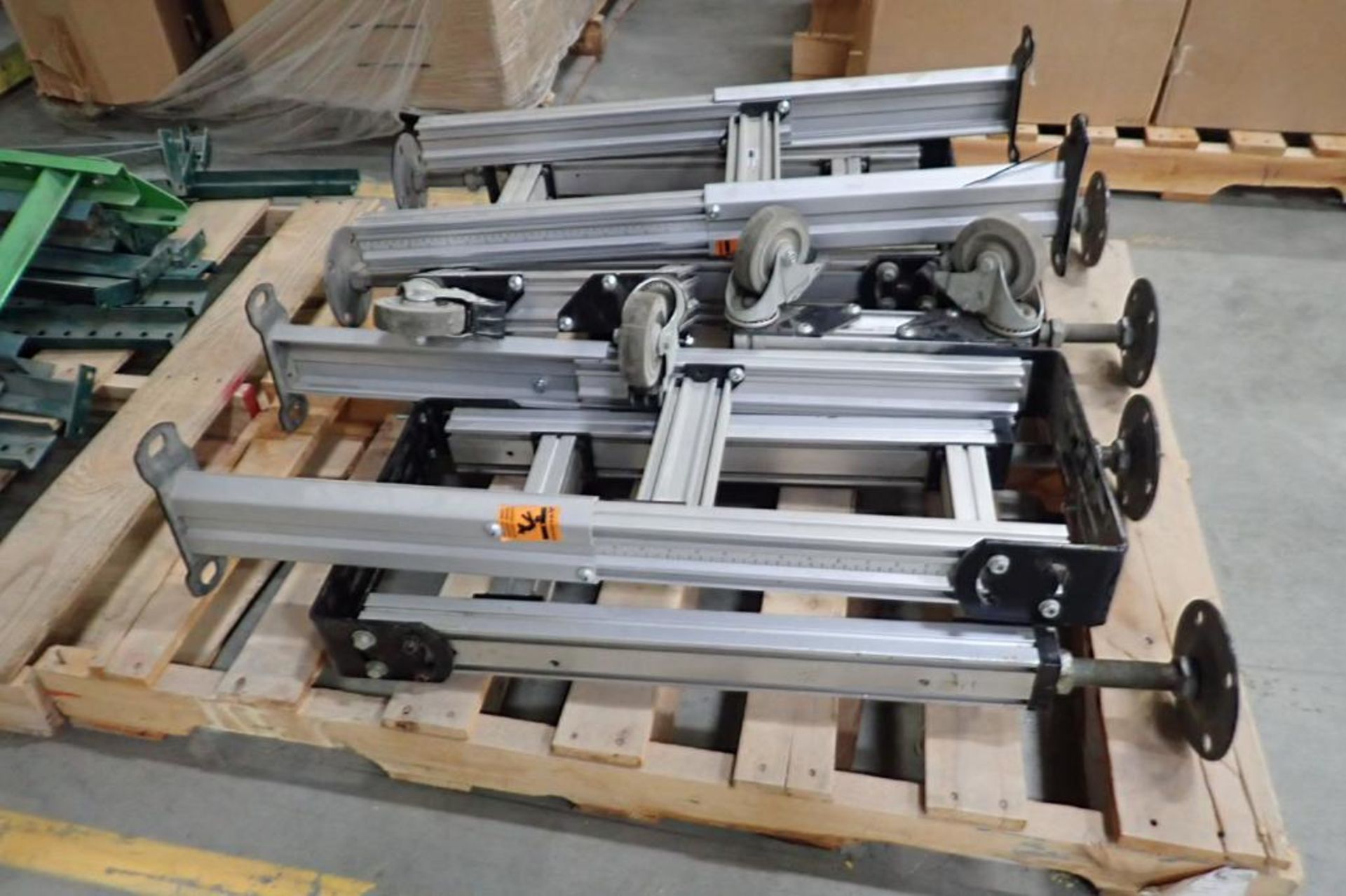 Dorner conveyor legs, Hytrol conveyor legs. **Rigging Fee: $25** (Located in Brooklyn Park, MN.) - Bild 3 aus 4