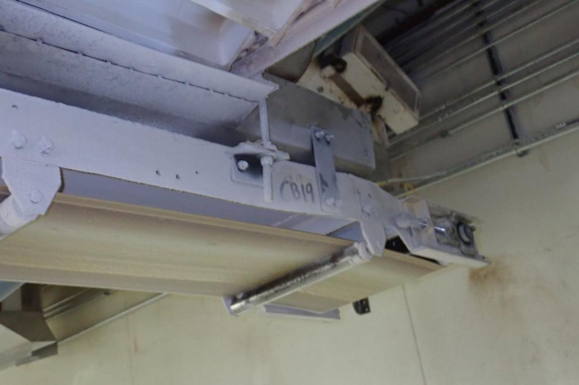 Overhead belt conveyor, white belt, 112 in. long x 18 in. wide, mild steel frame, motor and drive. * - Bild 5 aus 5