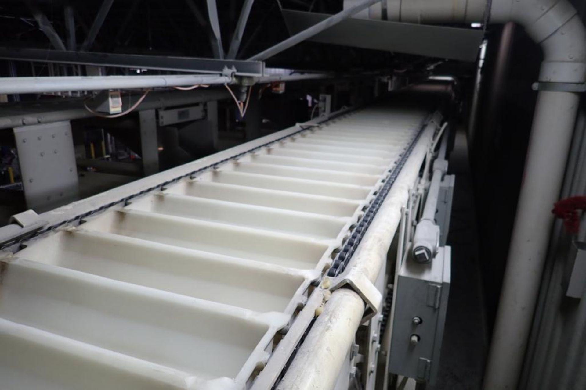 Deamco overlapping bucket conveyor, Model BES-18P-T-IDS, 63 ft. long, plastic buckets, 18 in. wide x - Image 5 of 7
