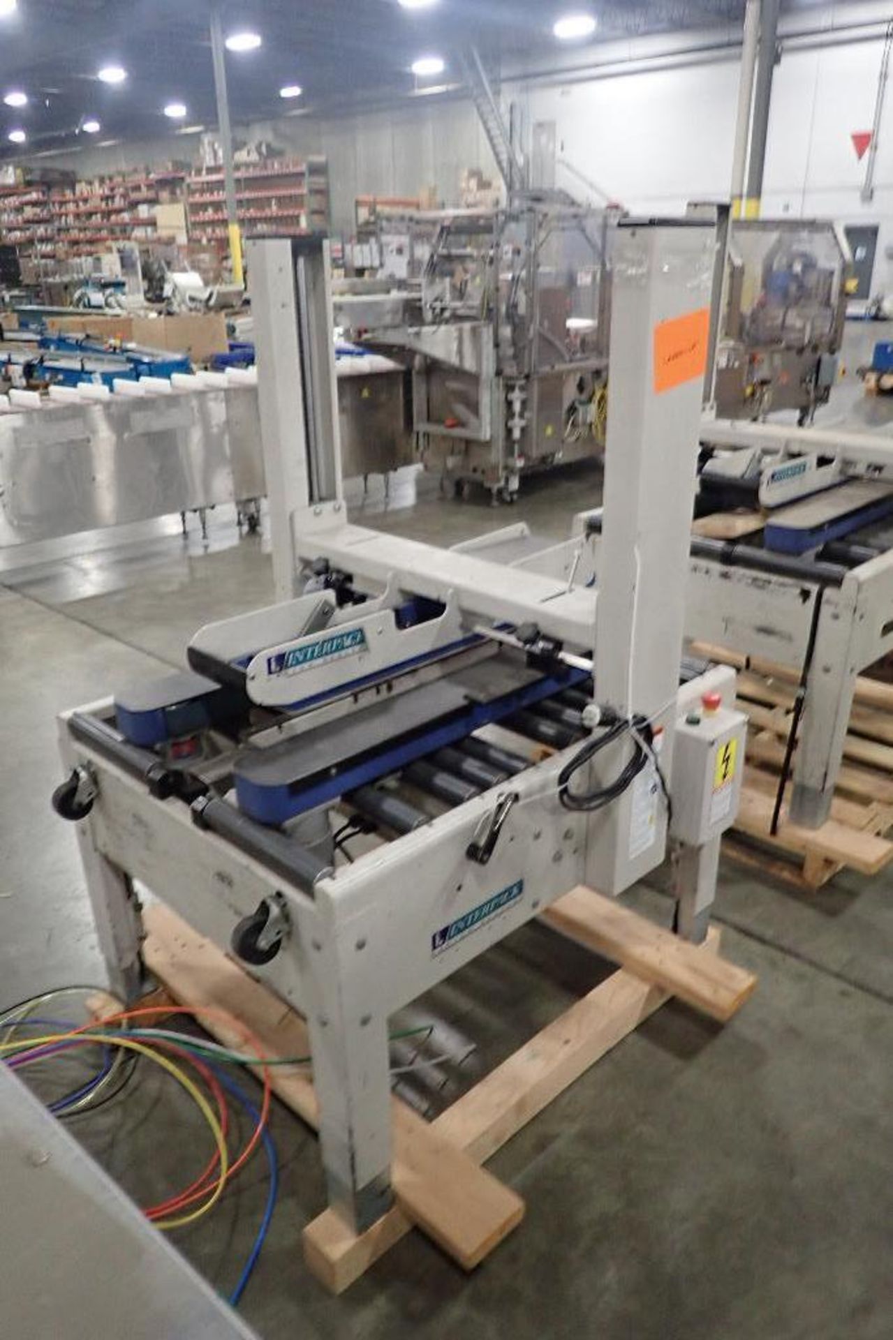 Interpack adjustable case sealer, Model USA2024SB, missing heads. **Rigging Fee: $50** (Located in 3 - Bild 4 aus 8