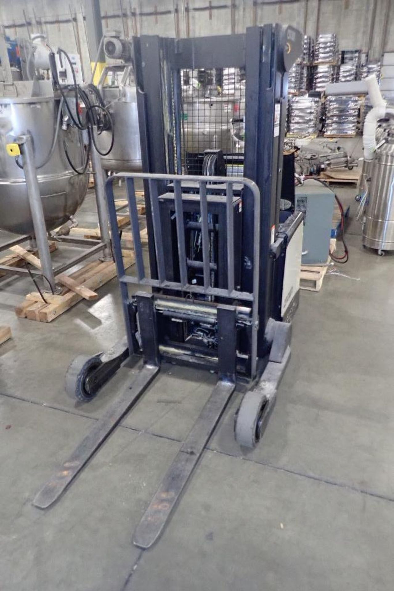 Crown 24 volt walk behind forklift, Model SHR5540-35, SN 6A291787, 3200 lb. capacity, 156 in. lift h - Image 2 of 8