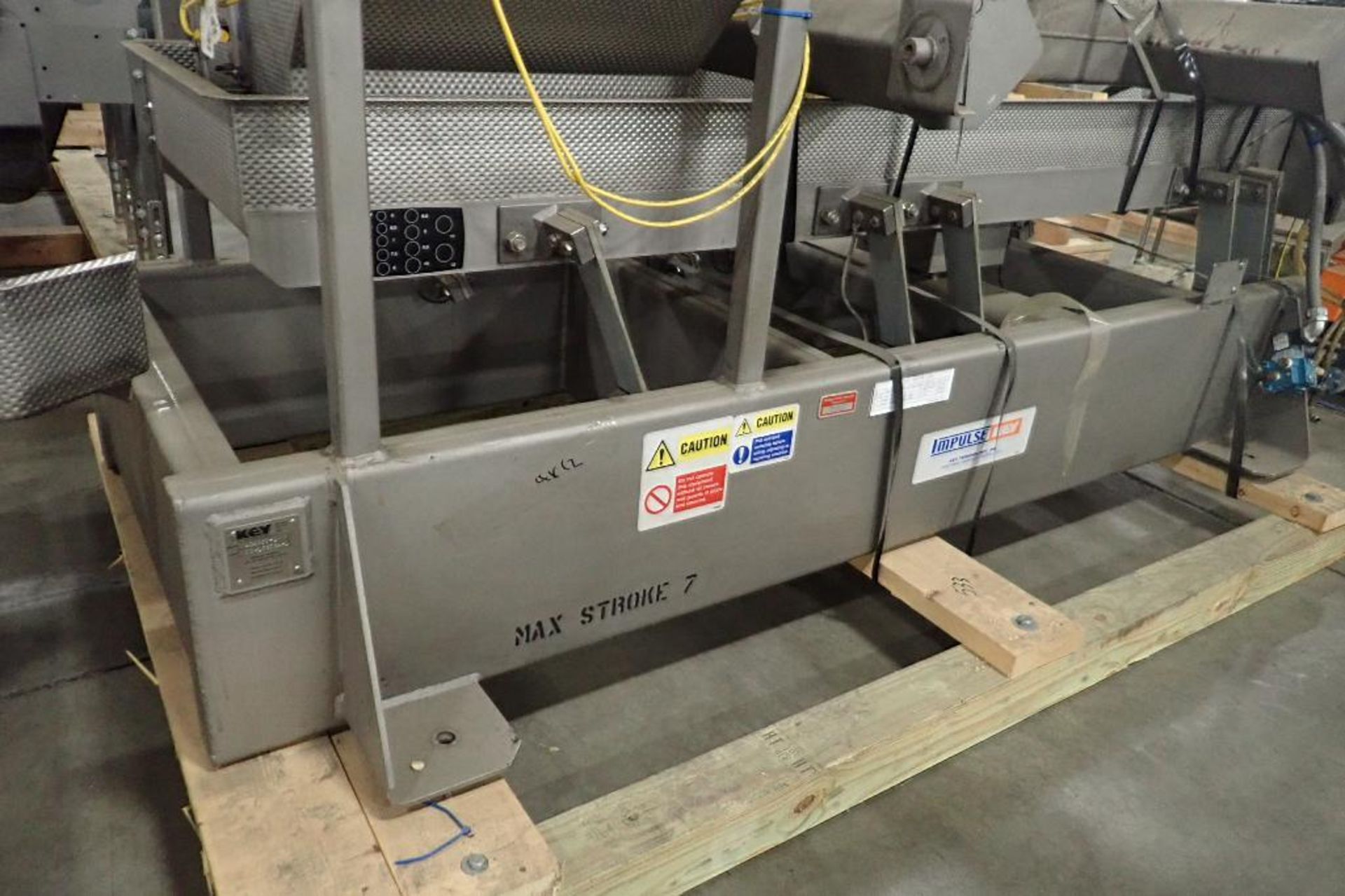 Key iso flow vibratory conveyor, Model 434939-1, SN 06-153784-1, SS bed 96 in. long x 18 in. wide x - Image 4 of 8