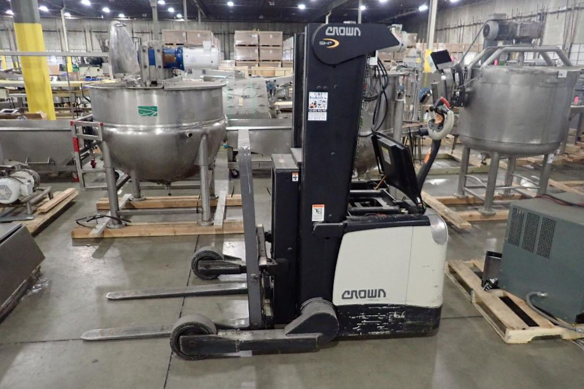 Crown 24 volt walk behind forklift, Model SHR5540-35, SN 6A291787, 3200 lb. capacity, 156 in. lift h