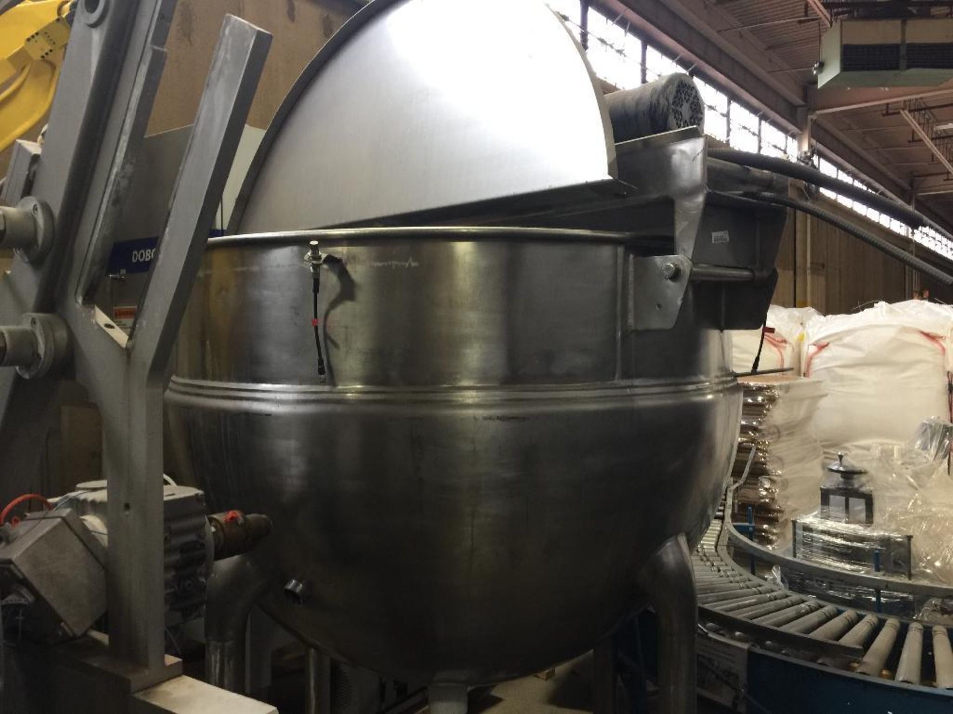 1970 Hamilton SS half jacket kettle, 400 gal, style SA, SN A8237-3, 125 psi @ 345F, 64 in. dia x 42