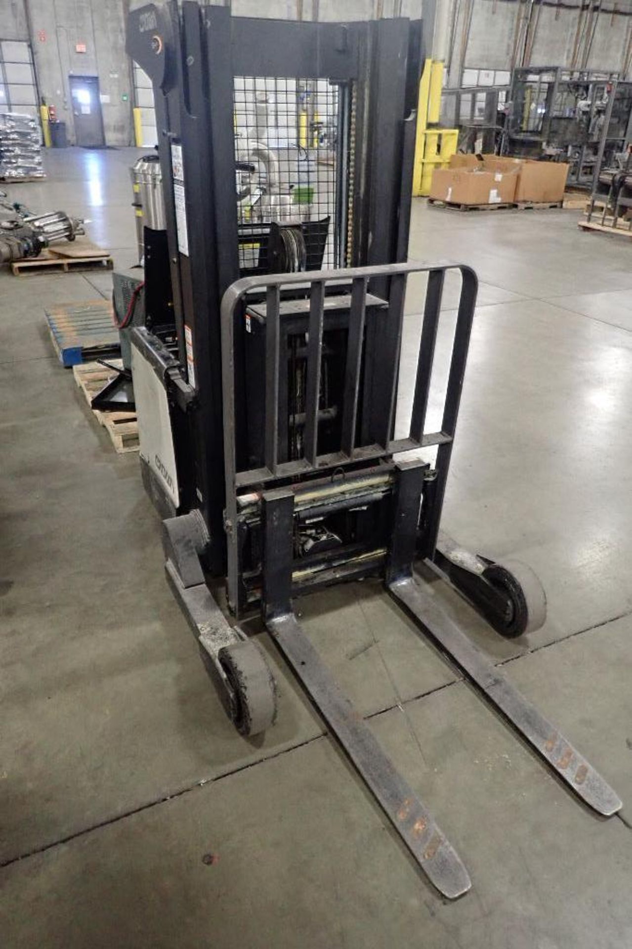 Crown 24 volt walk behind forklift, Model SHR5540-35, SN 6A291787, 3200 lb. capacity, 156 in. lift h - Image 3 of 8