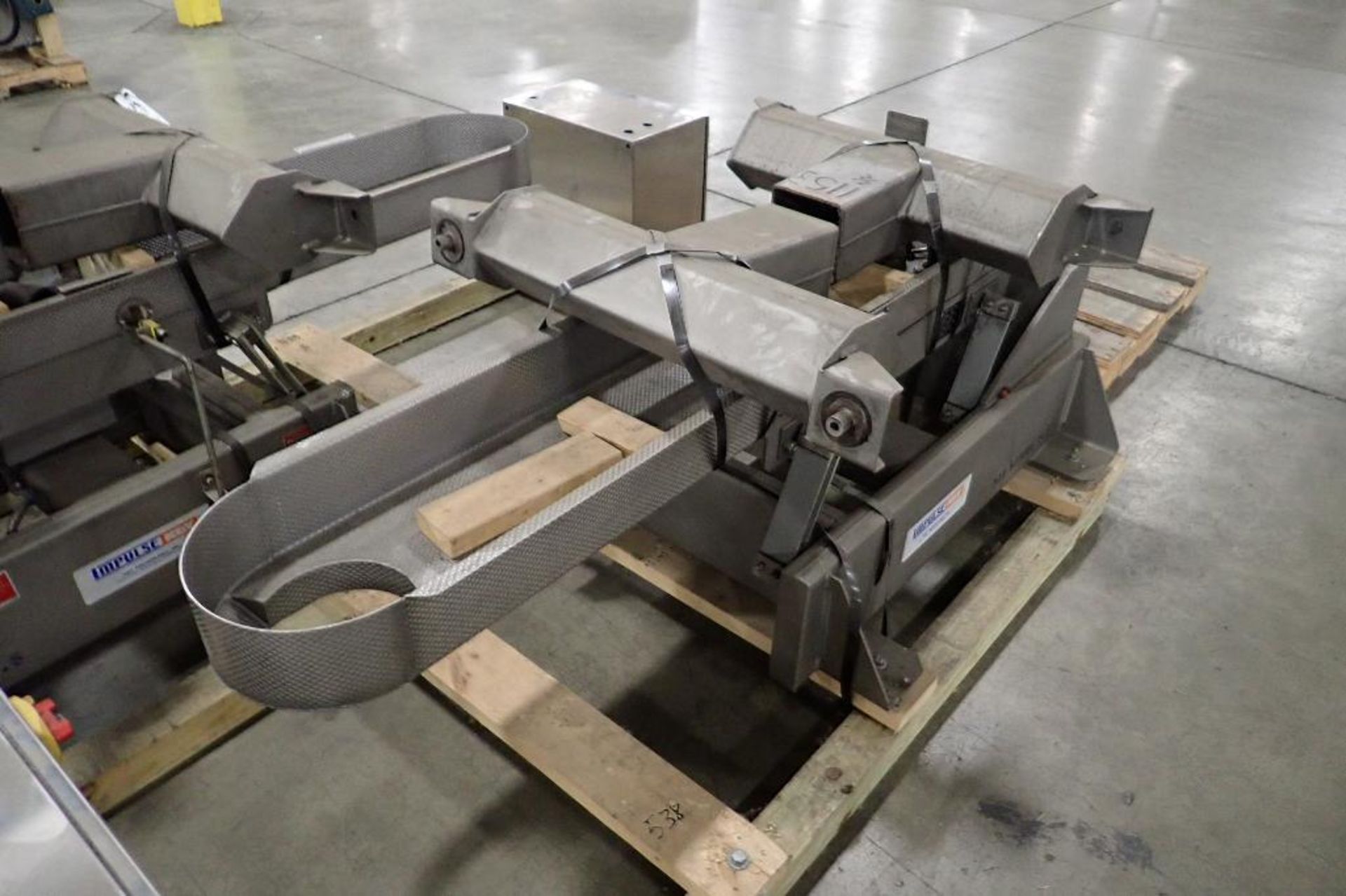 Key iso flow vibratory conveyor, Model 434941-1, SN 06-153786-1, SS bed, 68 in. long x 12 in. wide x - Image 5 of 7