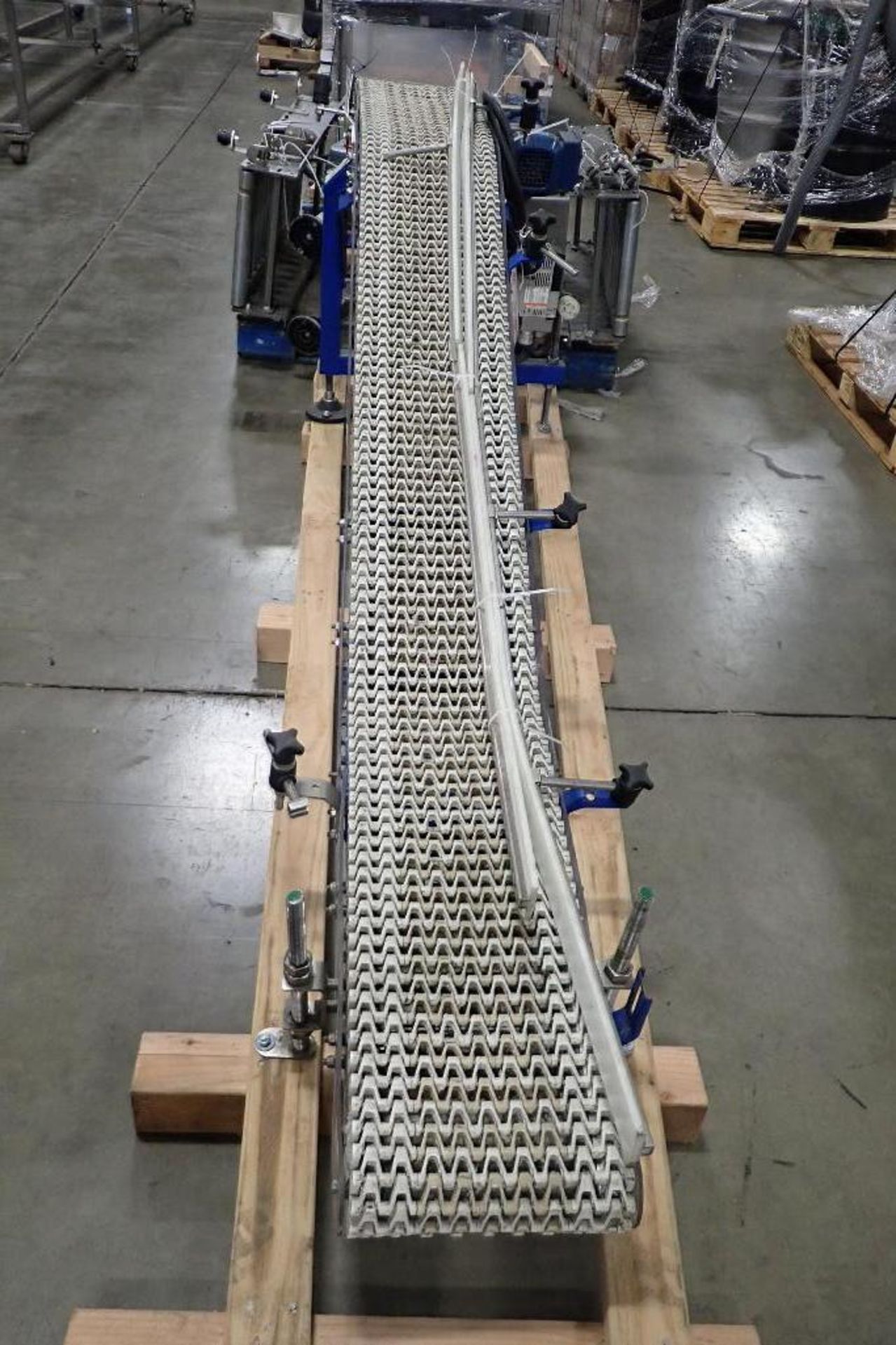 Spantech incline conveyor, 102 in. long x 11 in. wide x 8 in. infeed x 32 in. discharge, motor and d - Image 2 of 6