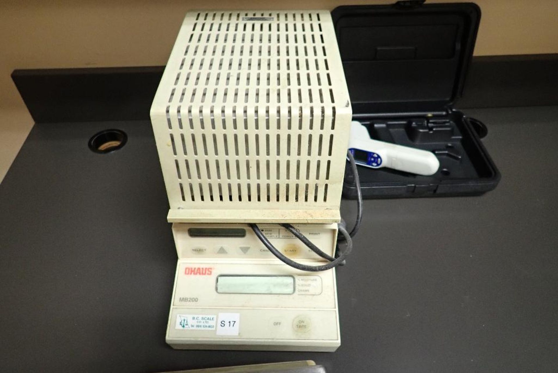 Ohaus moisture analyzer, (2) scales. **Rigging Fee: $25** (Located in Delta, BC Canada.) - Image 3 of 5