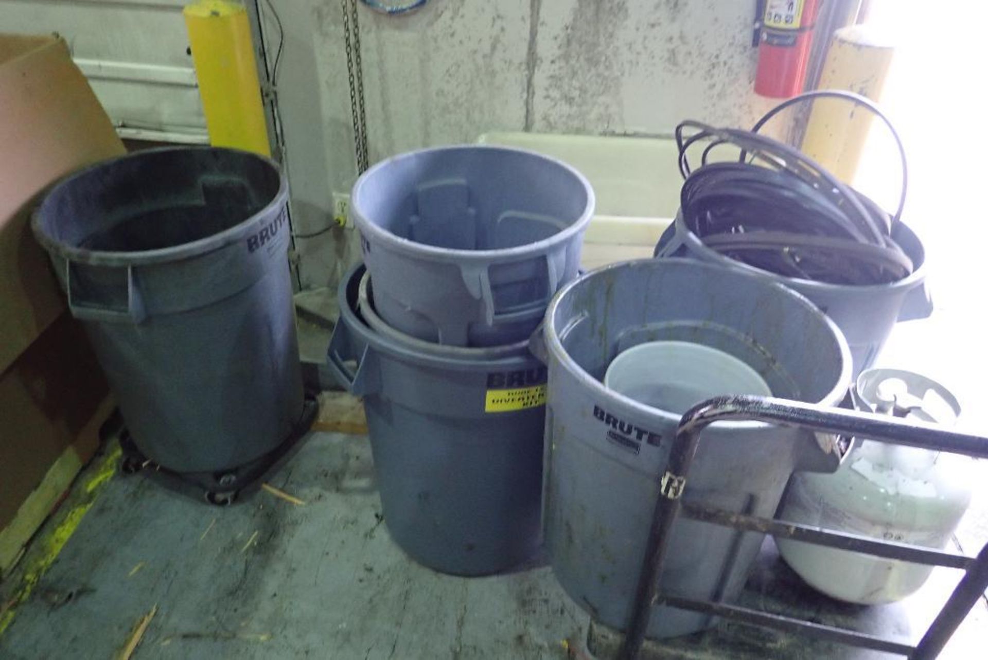 Assorted Brute trash bins, approximately 25. **Rigging Fee: $150** (Located in Delta, BC Canada.) - Image 6 of 7