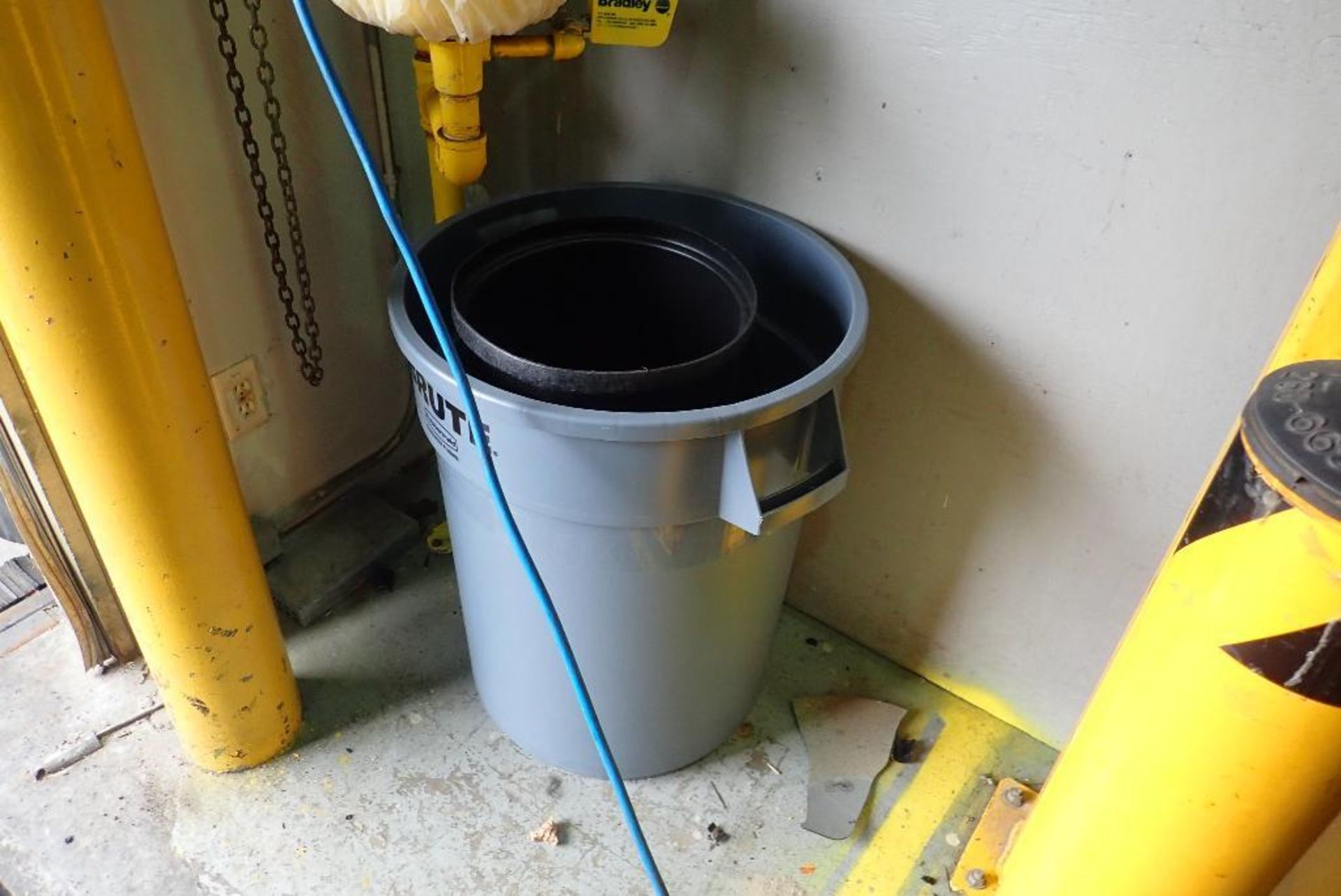 Assorted Brute trash bins, approximately 25. **Rigging Fee: $150** (Located in Delta, BC Canada.) - Image 3 of 7