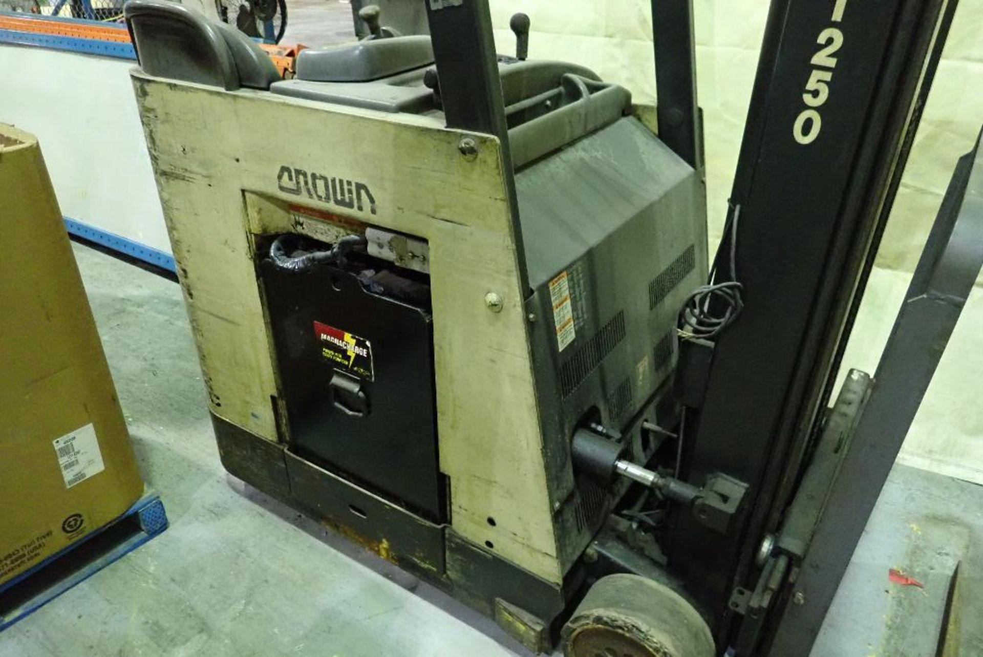 Crown R3000 electric stand up forklift, SN 1A234253, 3700 lb. capacity, 154 in. lift height, side sh - Image 9 of 11