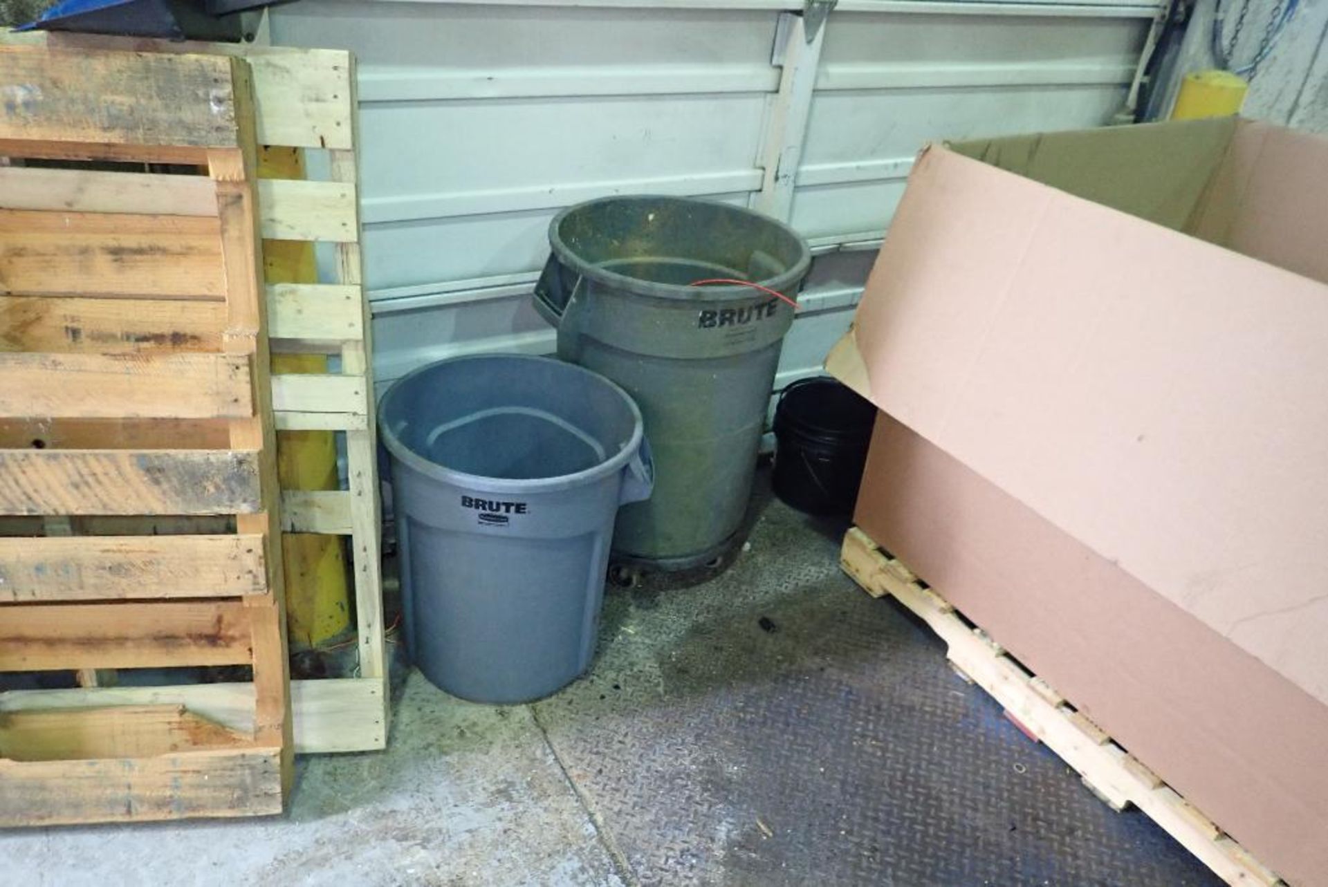 Assorted Brute trash bins, approximately 25. **Rigging Fee: $150** (Located in Delta, BC Canada.) - Image 7 of 7