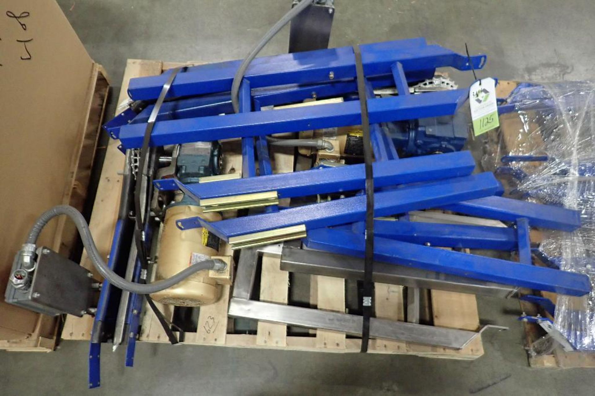 Spantech conveyor, 3 drives, Allen Bradley vfd, main frame, legs, skid of conveyor pieces (LOT) (4 s - Image 4 of 6