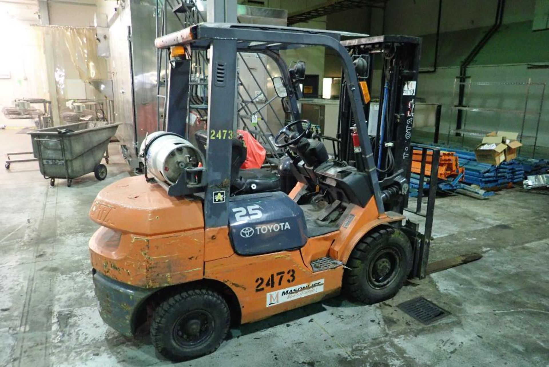 Toyota LP gas lift truck, Model F7GU25, SN 70504, 3,750 lb. capacity, 189 in. lift, pneumatic tires, - Image 7 of 10