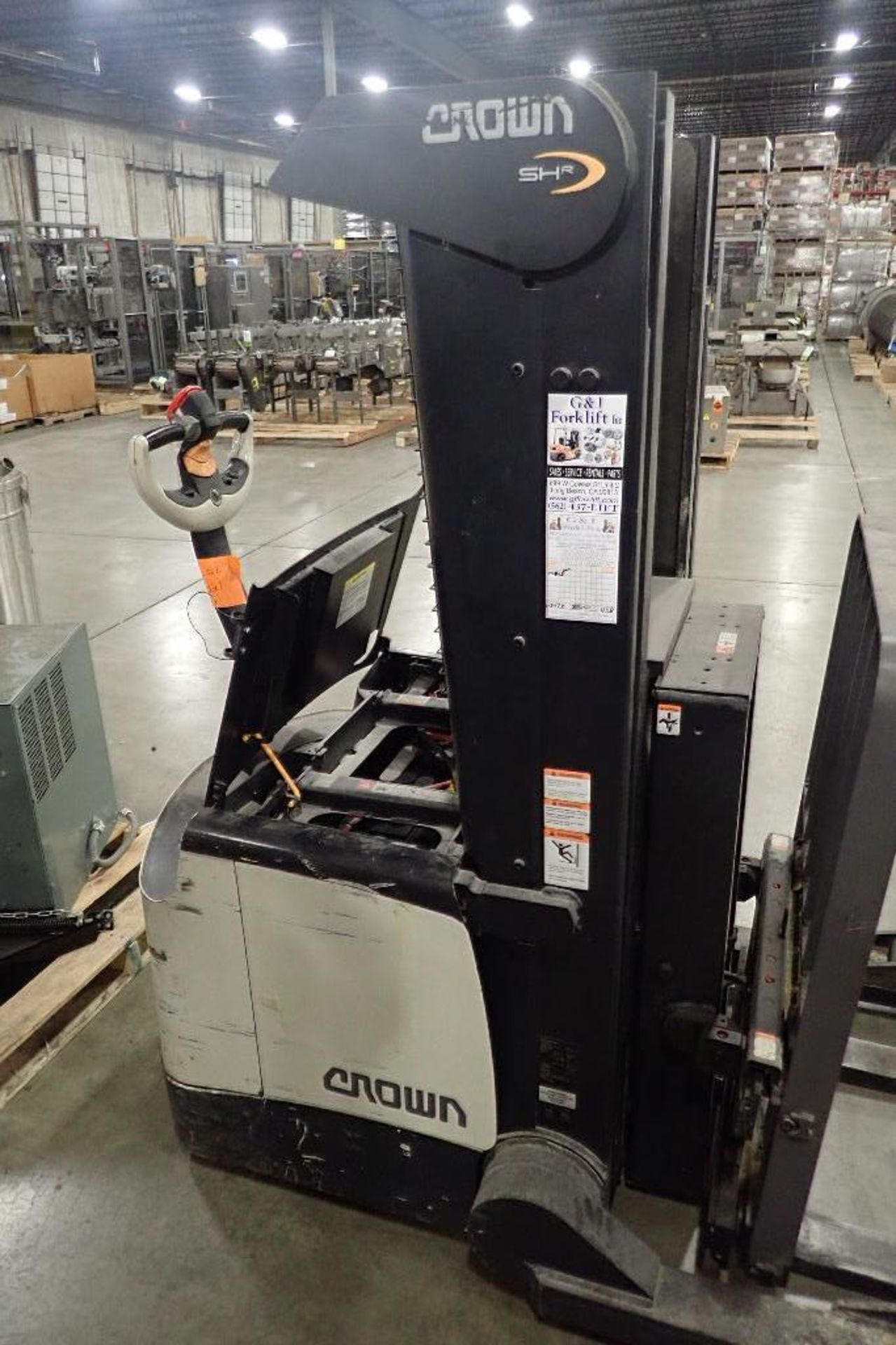 Crown 24 volt walk behind forklift, Model SHR5540-35, SN 6A291787, 3200 lb. capacity, 156 in. lift h - Image 4 of 8