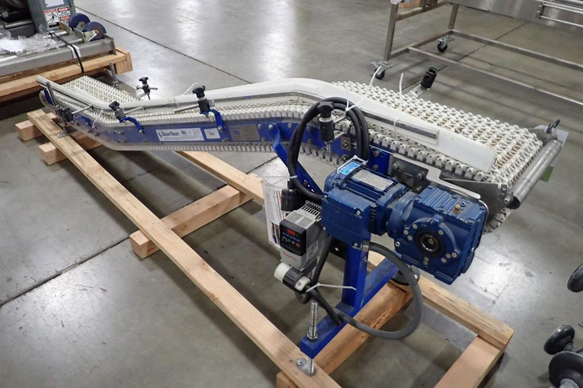 Spantech incline conveyor, 102 in. long x 11 in. wide x 8 in. infeed x 32 in. discharge, motor and d - Image 3 of 6