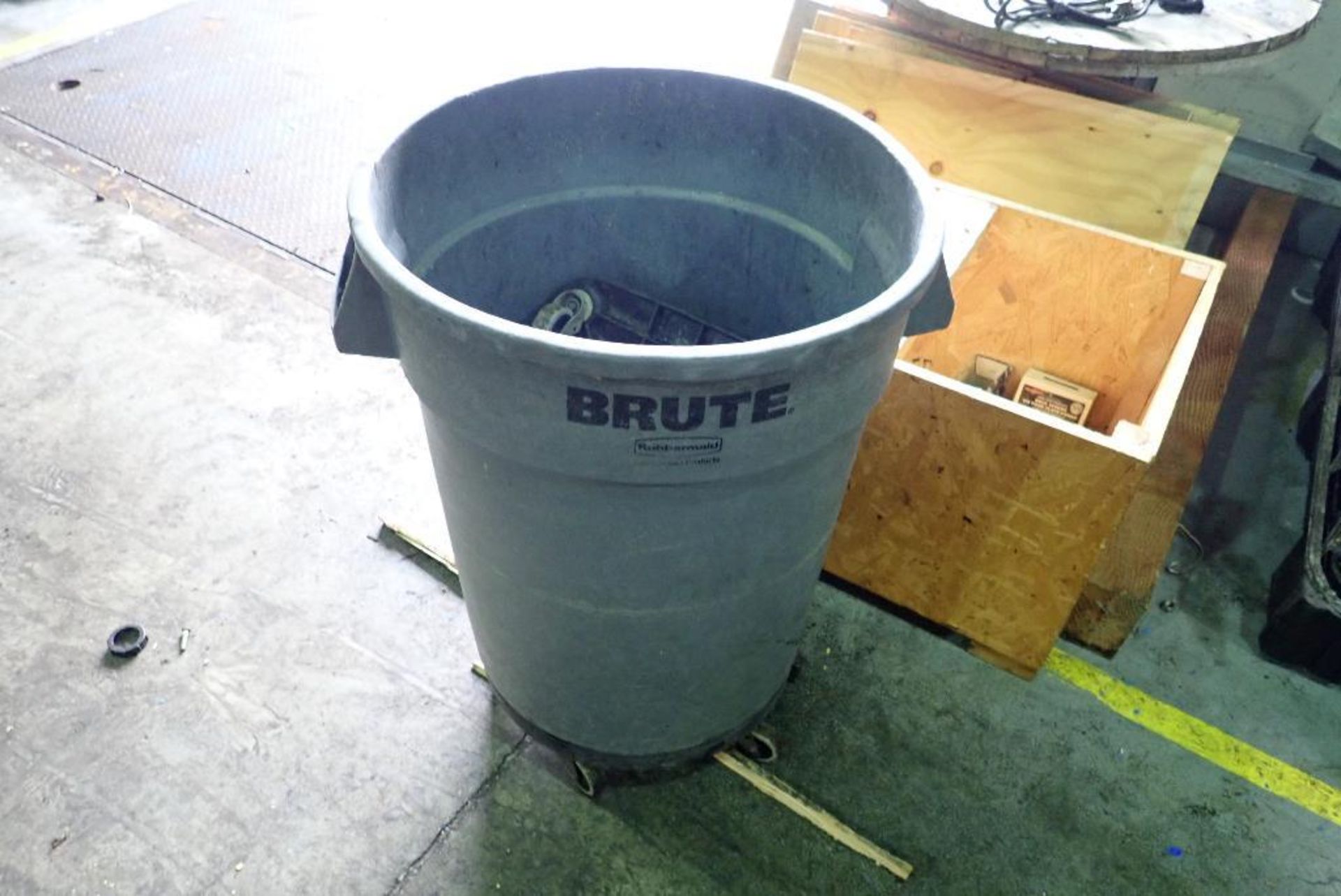 Assorted Brute trash bins, approximately 25. **Rigging Fee: $150** (Located in Delta, BC Canada.) - Image 4 of 7