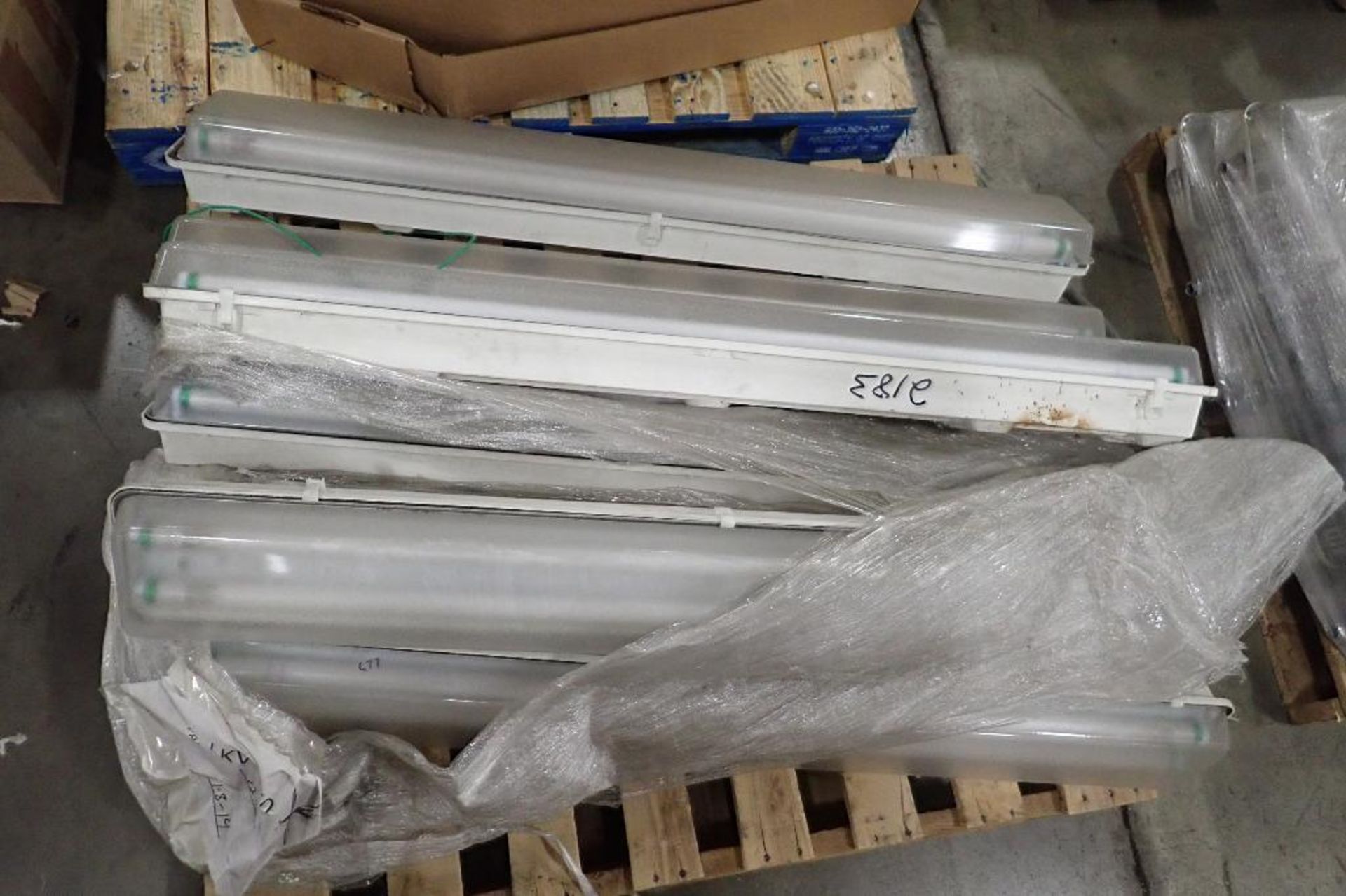 (18) 50 in dual tube fluorescent lights, (6) 30 in double tube fluorescent lights. (See photos for a - Image 2 of 3