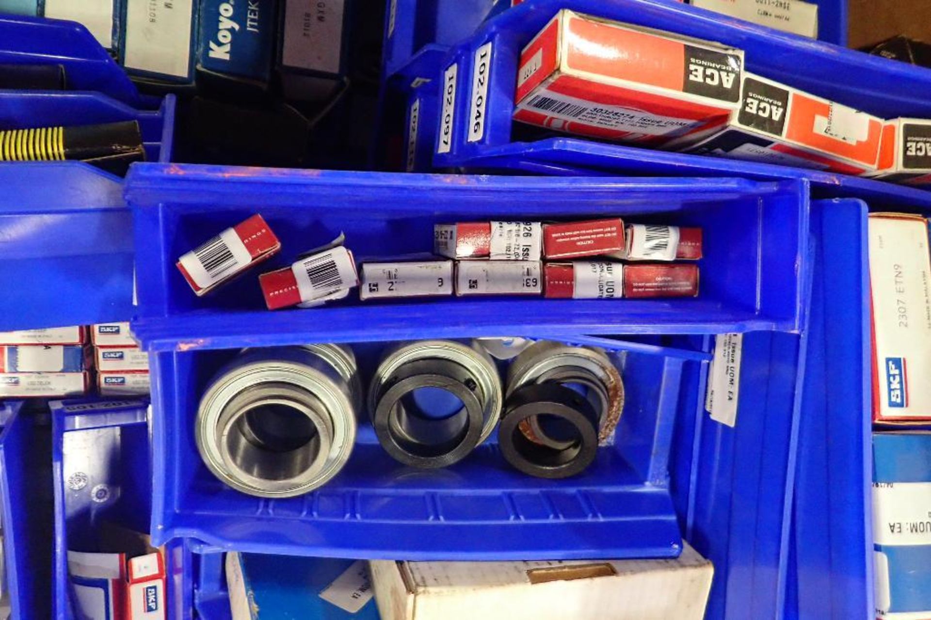 (2) skids of bearings. (See photos for additional specs). **Rigging Fee: $25** (Located in Eagan, MN - Bild 26 aus 32
