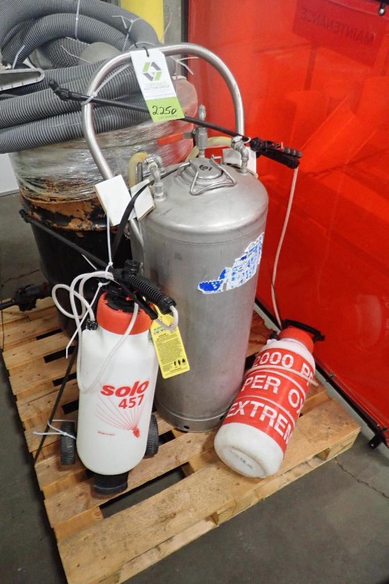 55 gal. drum vacuum, SS foamer, and (2) poly hand pump sprayers.. (See photos for additional specs). - Image 2 of 5