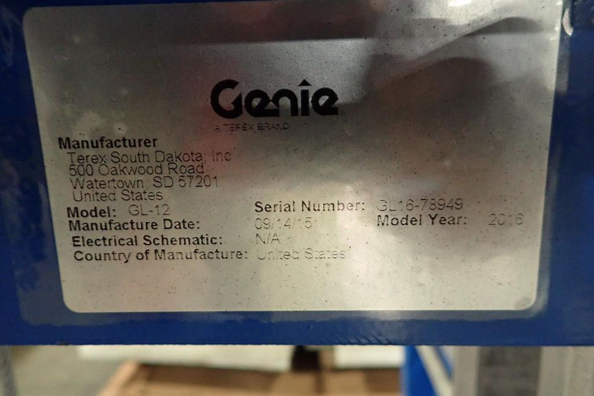 (2) hand crank Genie lifts, 84 in lift height 350 lb. capacity, 60 in. lift height 400 lb. capacity. - Image 3 of 7