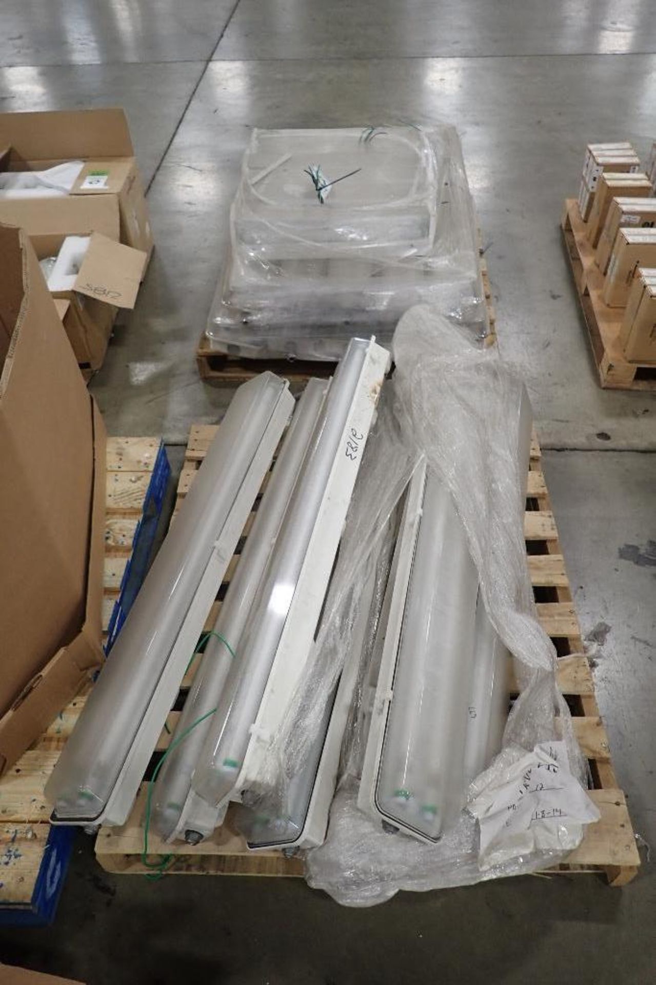 (18) 50 in dual tube fluorescent lights, (6) 30 in double tube fluorescent lights. (See photos for a