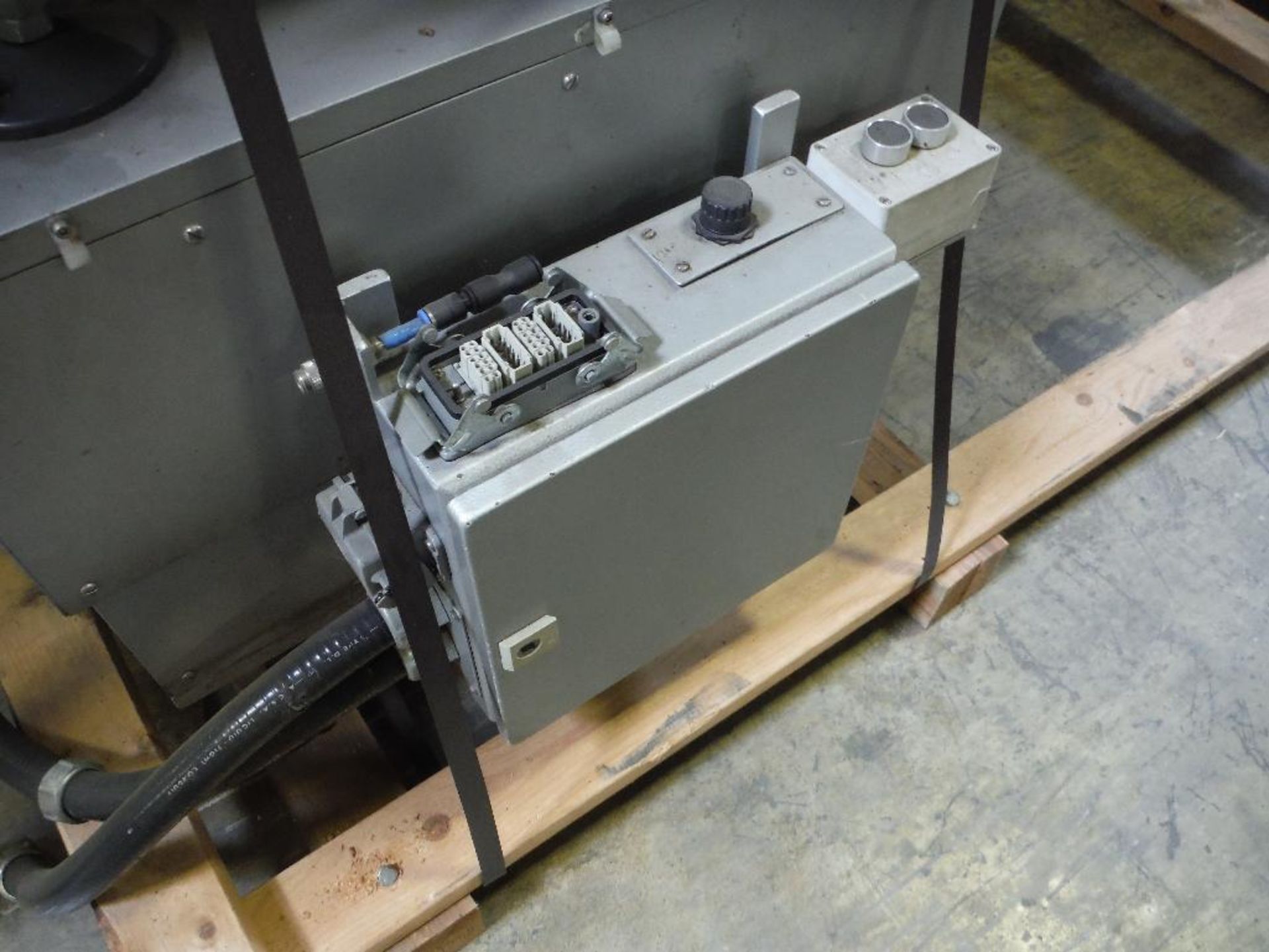 Sig transfer conveyor, Type N-0B2-SP, 64 in. long x 28 in. wide x 38 in. tall **Rigging FEE: $75 ** - Image 4 of 10