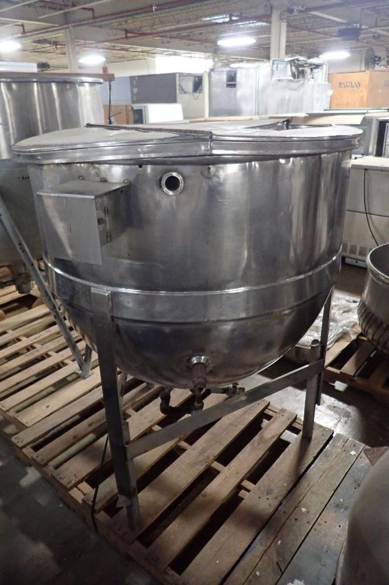 SS jacketed kettle, 42 in. dia x 32 in. tall, with lid **Rigging FEE: $50 **