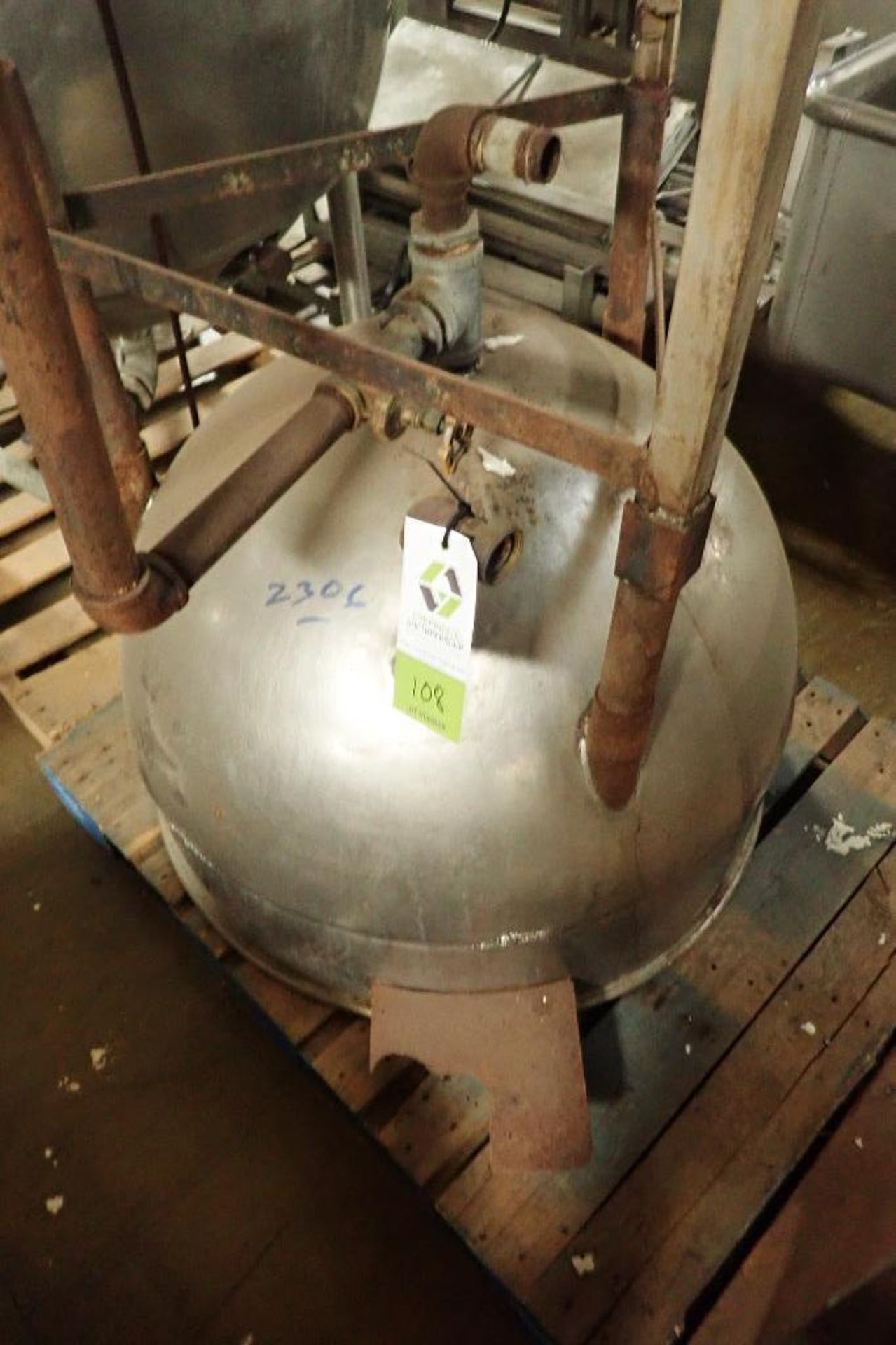 SS jacketed kettle, 36 in. dia x 30 in. tall, mild steel legs **Rigging FEE: $50 ** - Image 4 of 5