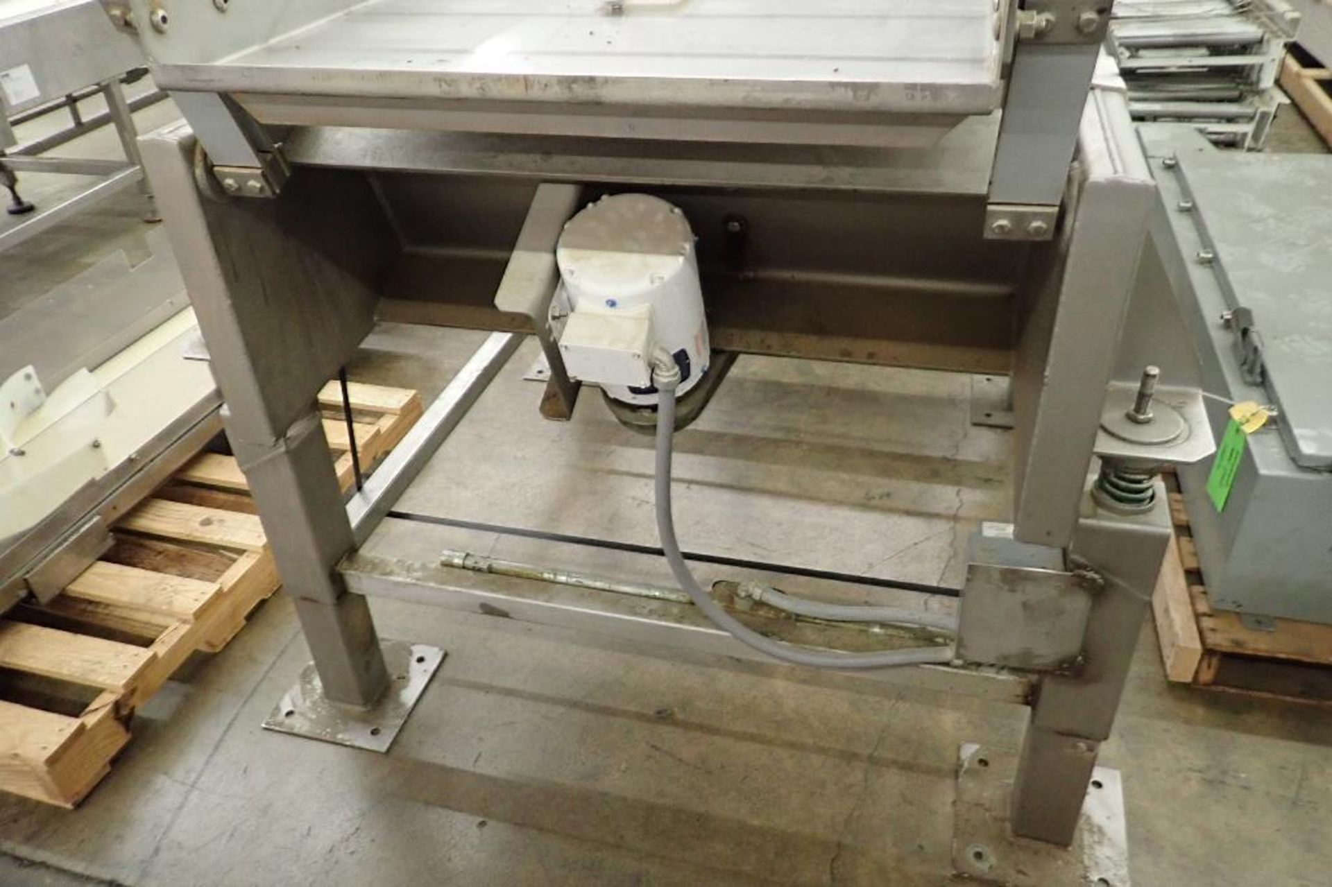 Key ISO-FLO SS vibratory conveyor, Model 434252-1, SN 06-145306, 3 lane SS bed, 86 in. long x 29.5 i - Image 4 of 7