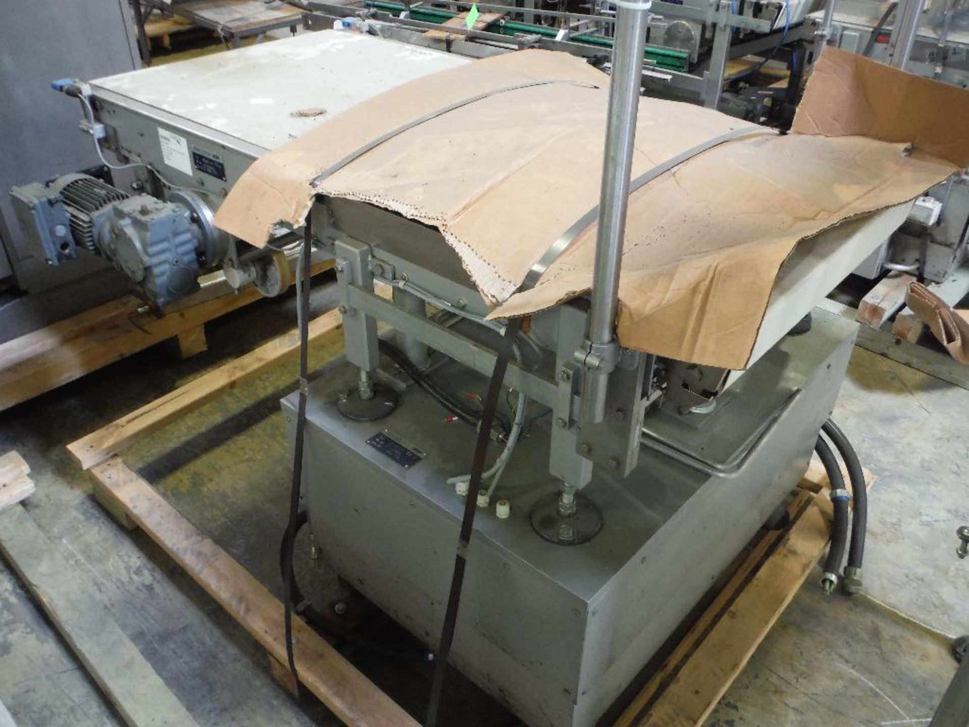 Sig transfer conveyor, Type N-0B2-SP, 64 in. long x 28 in. wide x 38 in. tall **Rigging FEE: $75 ** - Image 6 of 10