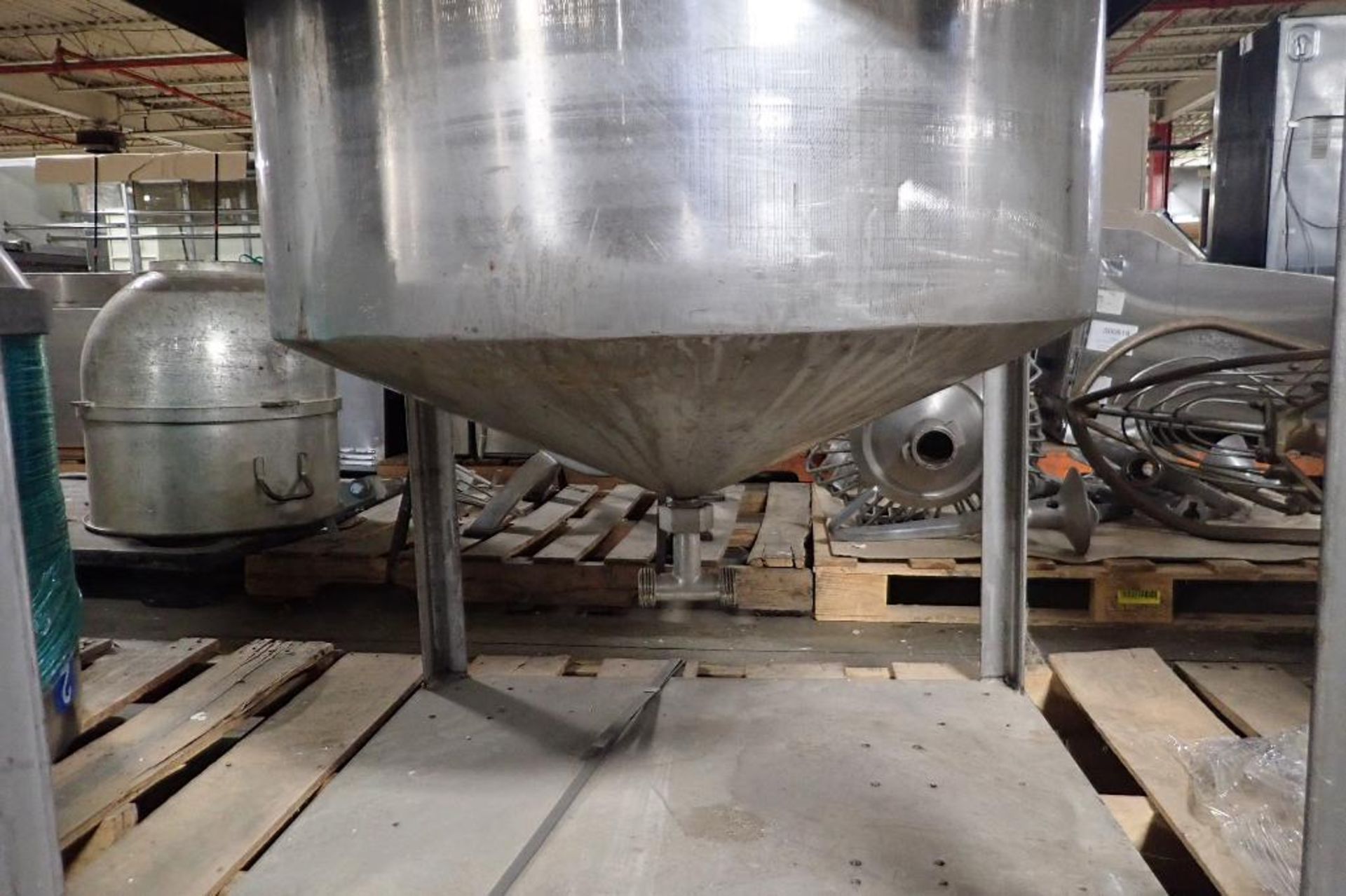 SS holding tank, 28 in. dia x 24 in. side wall, cone bottom **Rigging FEE: $50 ** - Image 3 of 4