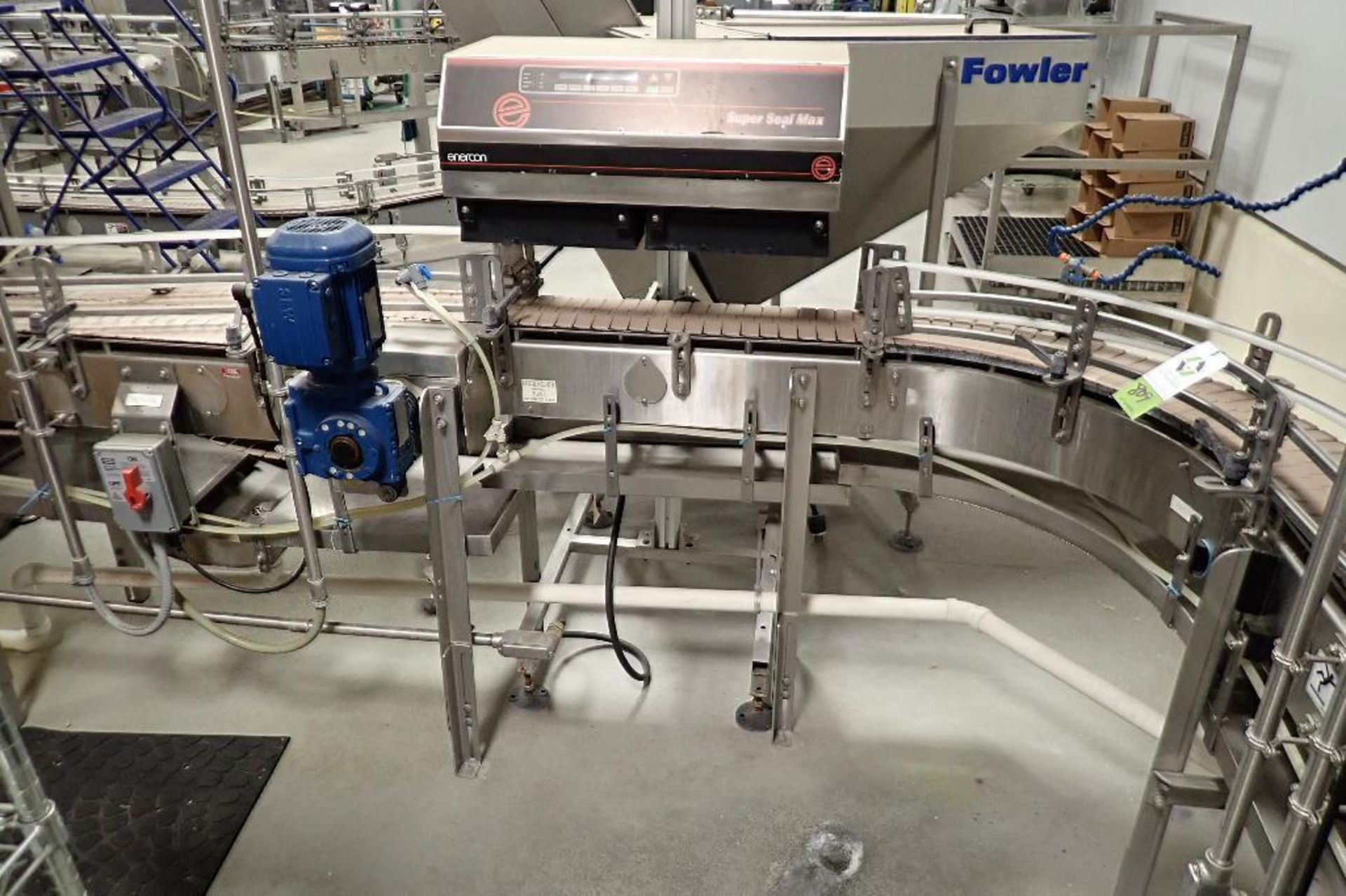 SS bottle conveyor, 90 degree turn from bottle filler to labeler, 18 ft. long x 7.5 in. wide x 40 in - Image 3 of 6