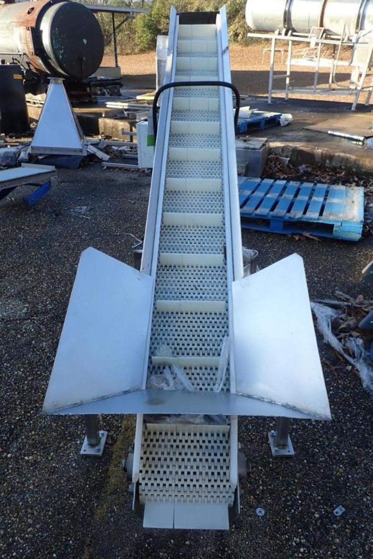 Incline flighted belt conveyor, 80 in. long x 7.5 in. wide x 18 in. infeed x 54 in. discharge, 6 in. - Image 2 of 7