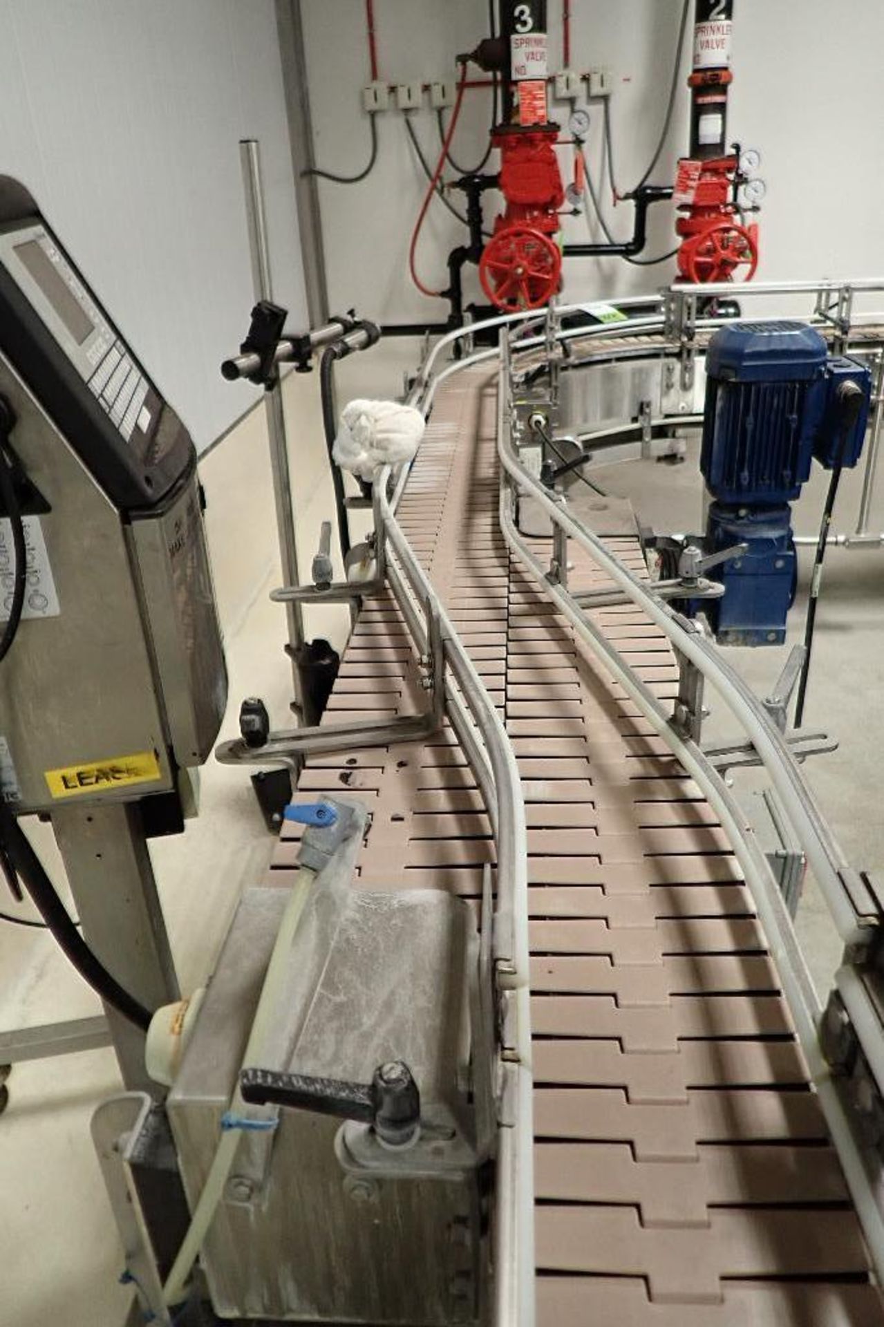 SS bottle conveyor, 90 degree turn from bottle filler to labeler, 18 ft. long x 7.5 in. wide x 40 in - Image 3 of 7