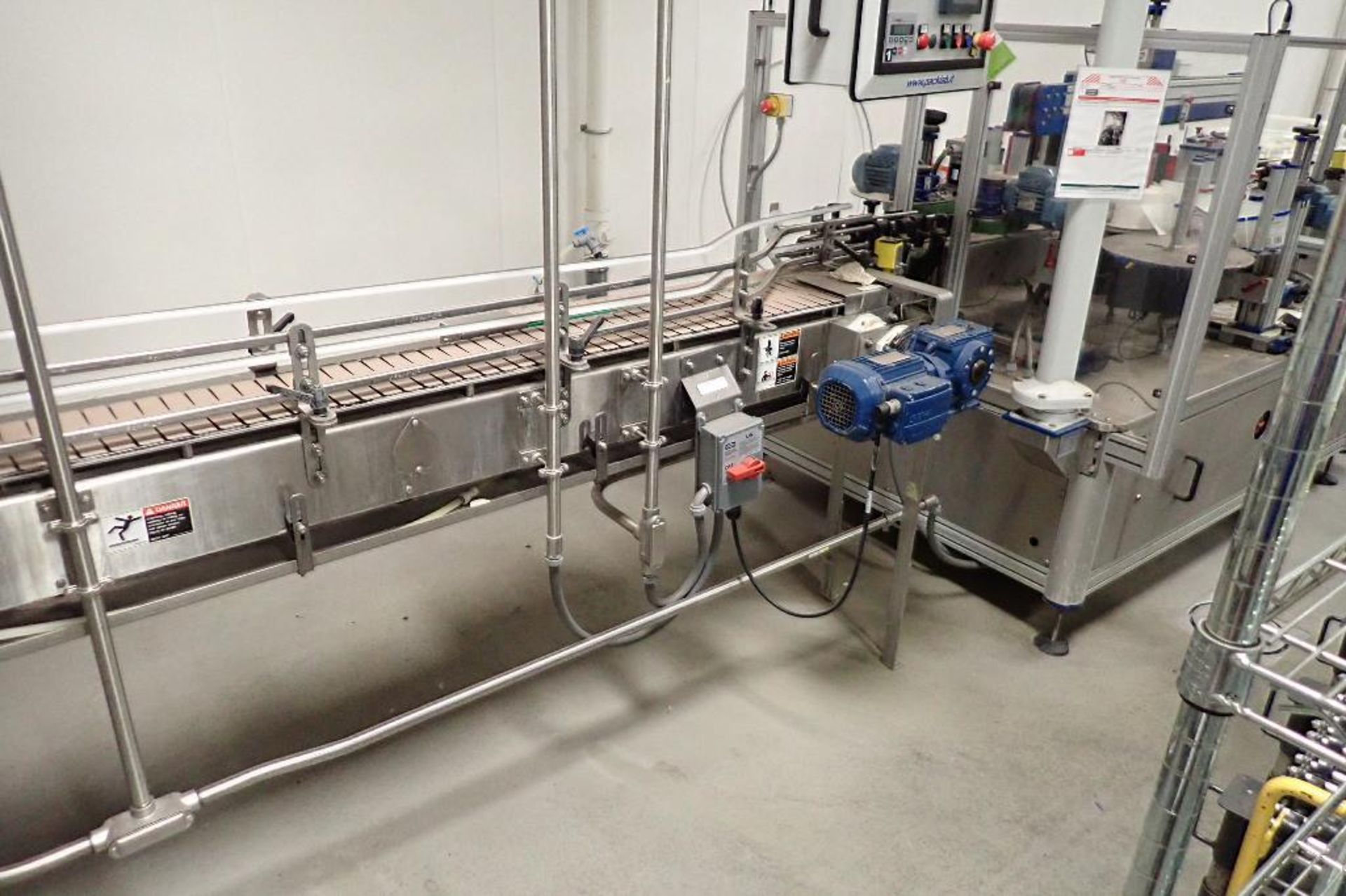 SS bottle conveyor, 90 degree turn from bottle filler to labeler, 18 ft. long x 7.5 in. wide x 40 in - Bild 5 aus 7