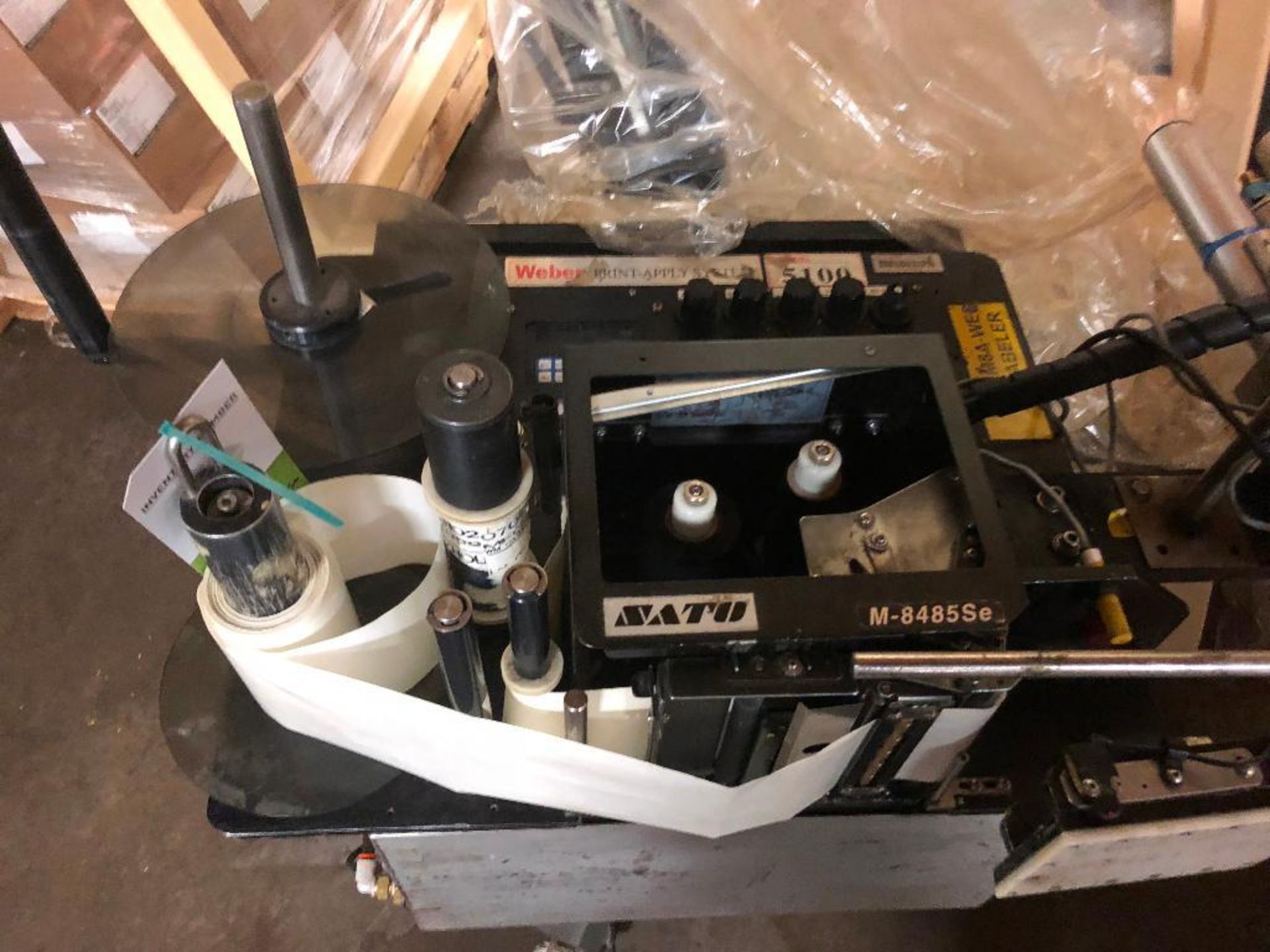 Pressure sensitive labeler on stand - ** Located in South Beloit, Illinois ** Rigging Fee: $150 - Bild 3 aus 8