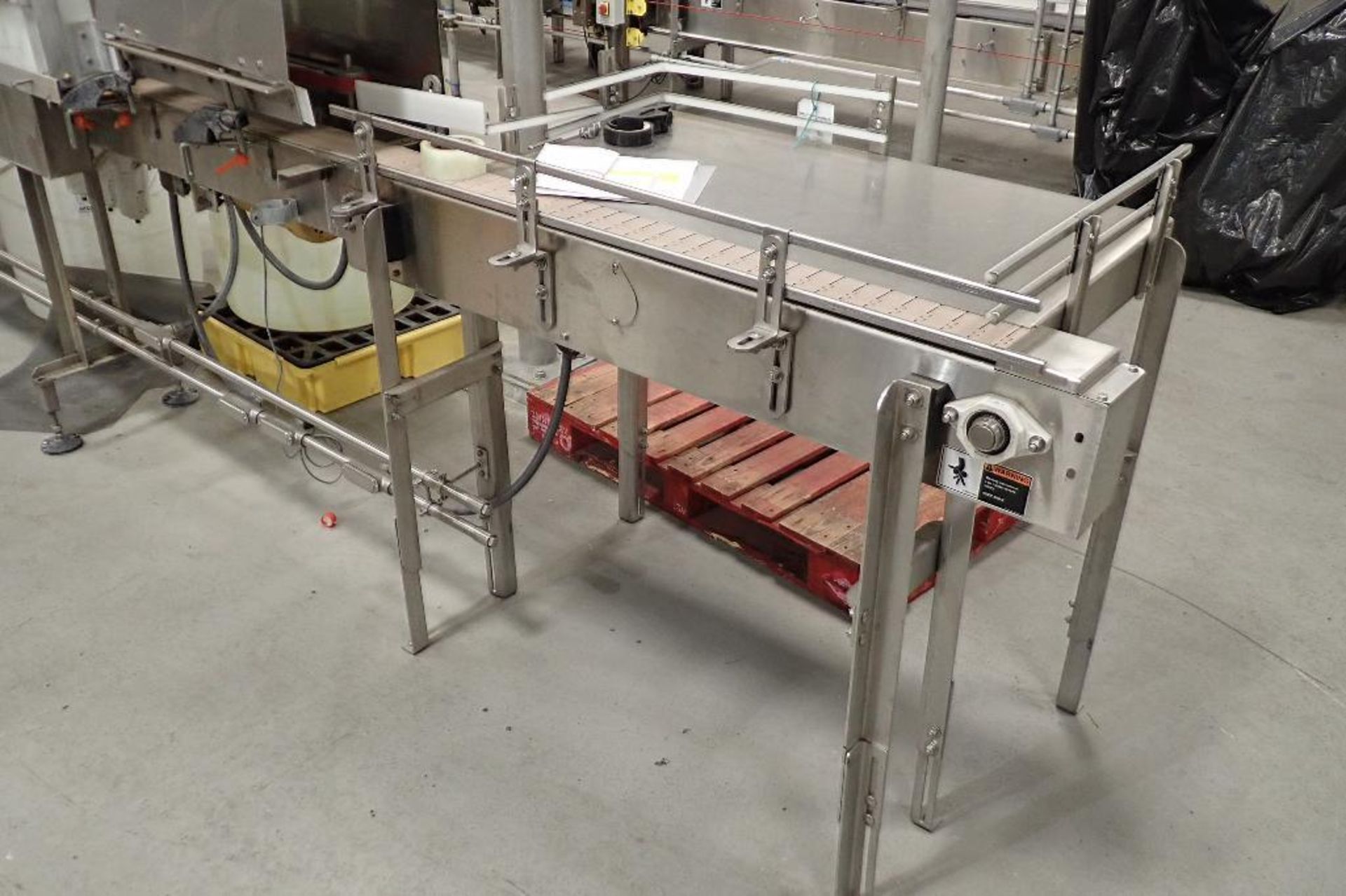 SS conveyor, 84 in. long x 4.5 in. wide x 40 in. tall, plastic table top chain belt, motor and drive - Image 4 of 6