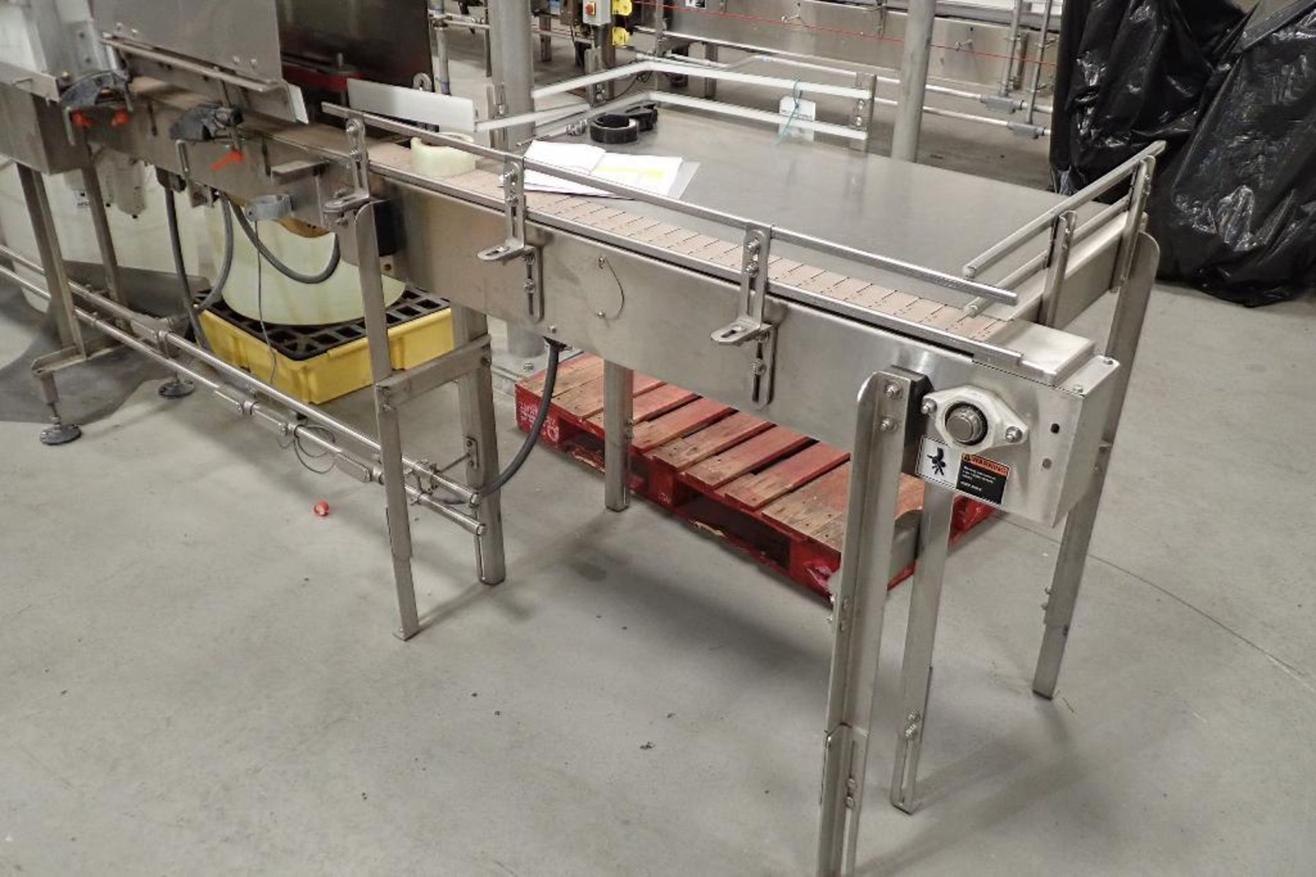 SS conveyor, 84 in. long x 4.5 in. wide x 40 in. tall, plastic table top chain belt, motor and drive - Bild 4 aus 6